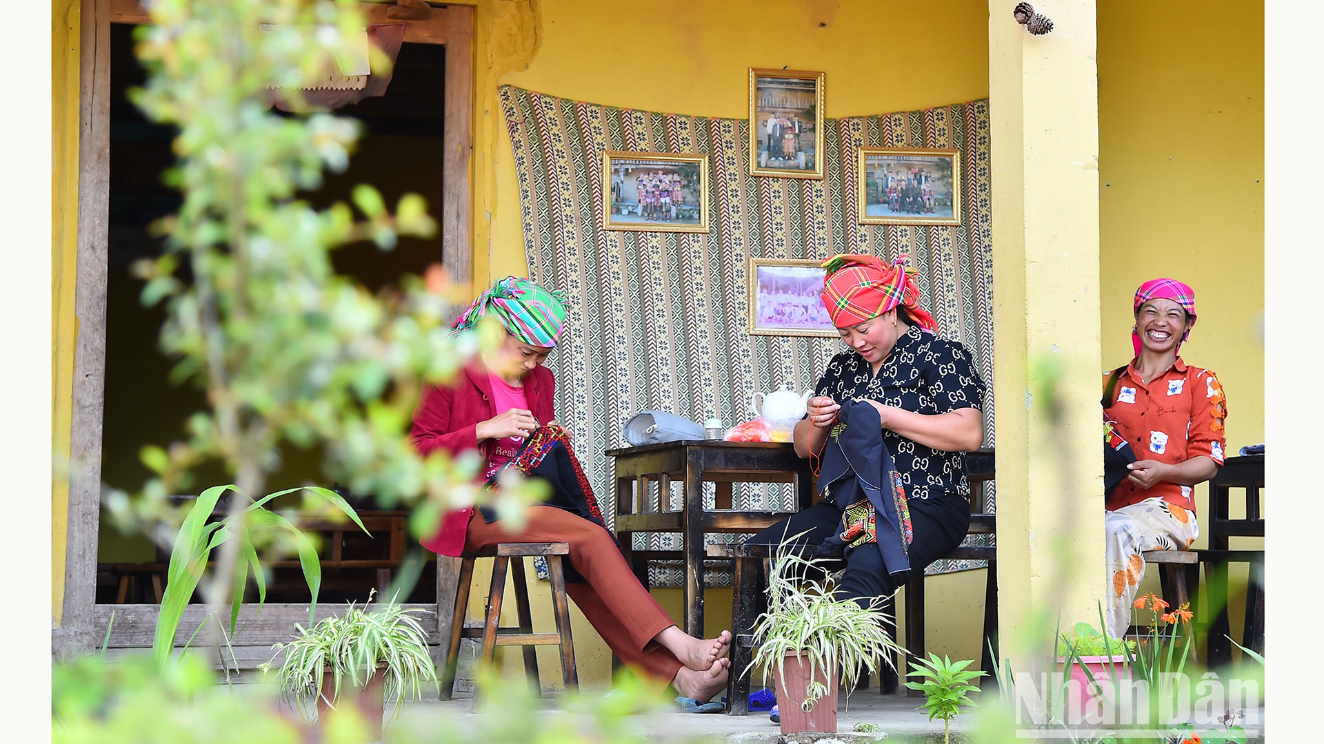 Женщины народности Лоло шьют перед крыльцом. Женщины народности Лоло шьют перед крыльцом.