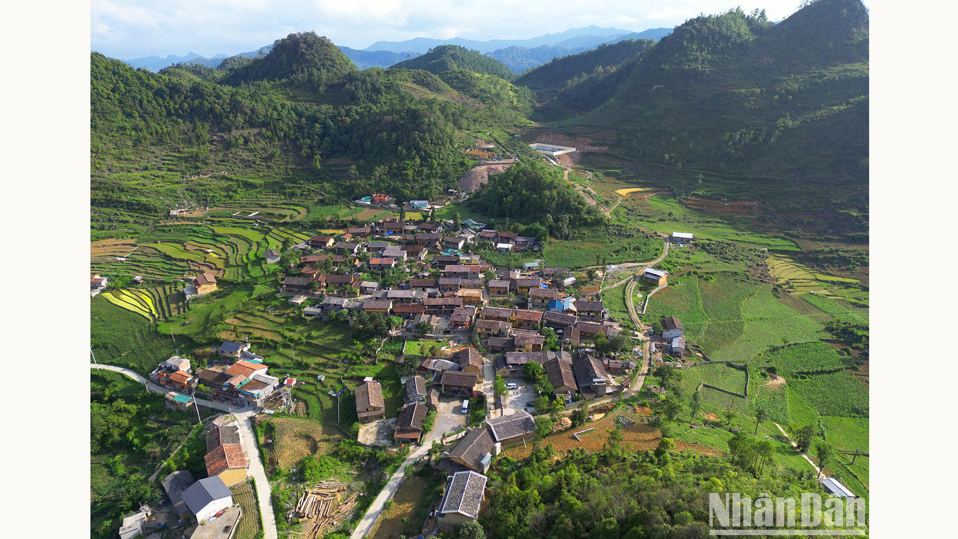 Селение Лолотяй, расположенное у подножия горы Ронг и всего лишь в 1 км от флаговой башни Лунгку, было местом проживания представителей народностей Хмонг и Лоло в течение десятилетий. Селение Лолотяй, расположенное у подножия горы Ронг и всего лишь в 1 км от флаговой башни Лунгку, было местом проживания представителей народностей Хмонг и Лоло в течение десятилетий.