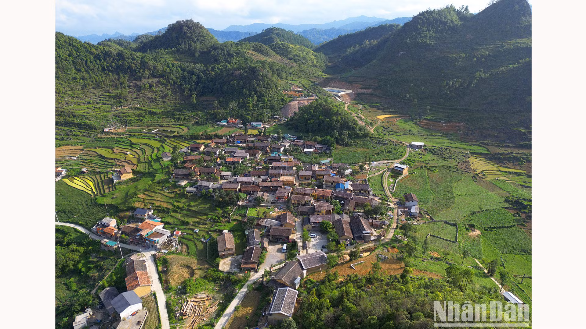 Селение Лолотяй, расположенное у подножия горы Ронг и всего лишь в 1 км от флаговой башни Лунгку, было местом проживания представителей народностей Хмонг и Лоло в течение десятилетий.