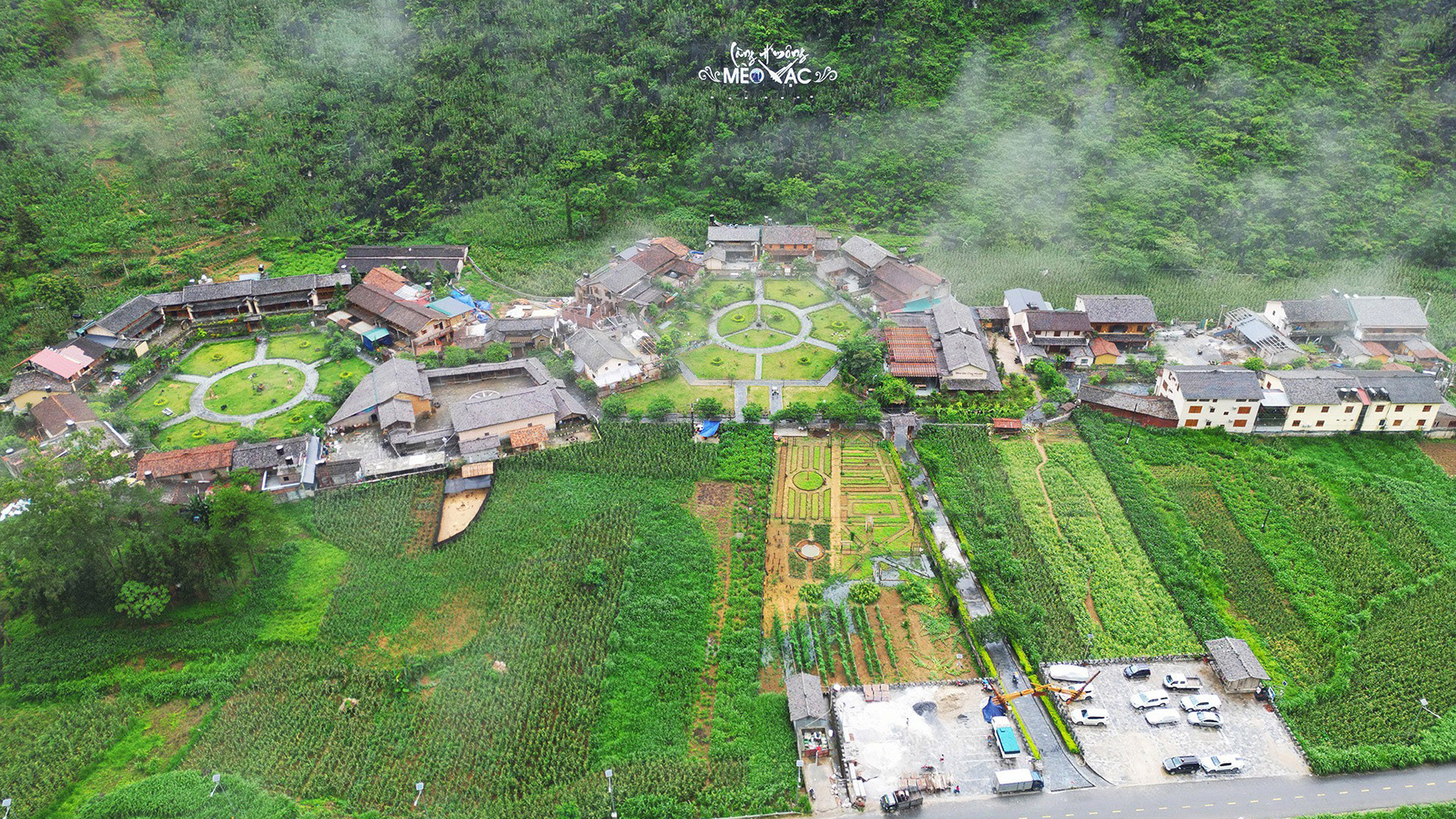 Деревня Хмонг Меовак в общине Пави построена в виде персикового цветка, типичного цветка каменного плоскогорья. Деревня Хмонг Меовак в общине Пави построена в виде персикового цветка, типичного цветка каменного плоскогорья.