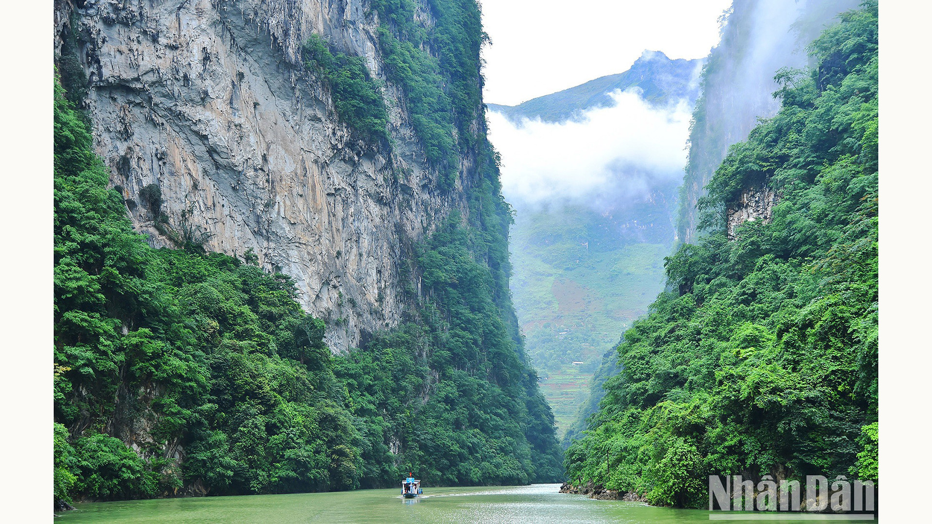 Пропасть Тушан расположена на реке Ньокуэ в уезде Маовак. В туманное утро изумрудно-синяя вода, пересеченная гористая местность создают живописный пейзаж. Пропасть Тушан расположена на реке Ньокуэ в уезде Маовак. В туманное утро изумрудно-синяя вода, пересеченная гористая местность создают живописный пейзаж.