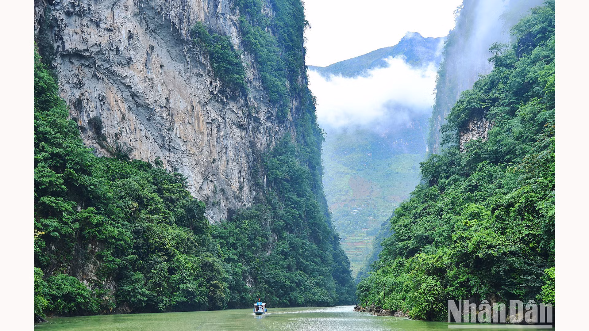 Пропасть Тушан расположена на реке Ньокуэ в уезде Маовак. В туманное утро изумрудно-синяя вода, пересеченная гористая местность создают живописный пейзаж.