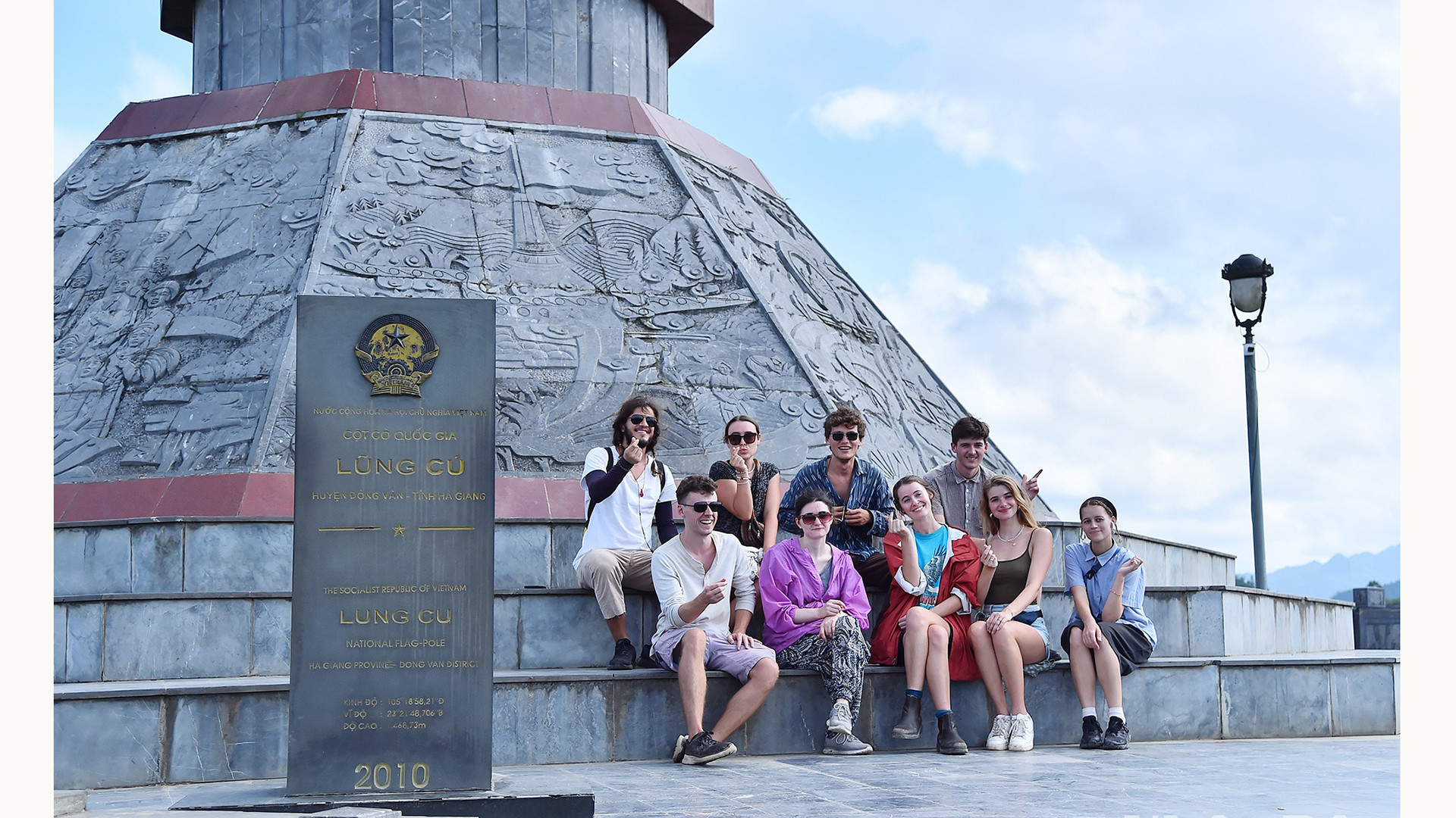 Из селения Лолотяй в радиусе 1 км можно увидеть флаговую башню Лунгку, которая считается священным символом суверенитета Вьетнама. Из селения Лолотяй в радиусе 1 км можно увидеть флаговую башню Лунгку, которая считается священным символом суверенитета Вьетнама.