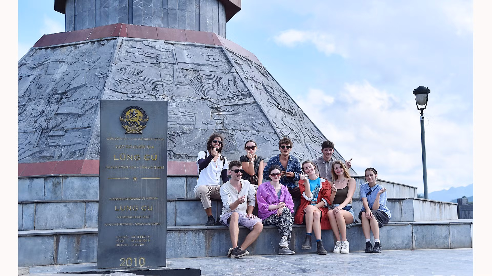 Из селения Лолотяй в радиусе 1 км можно увидеть флаговую башню Лунгку, которая считается священным символом суверенитета Вьетнама.