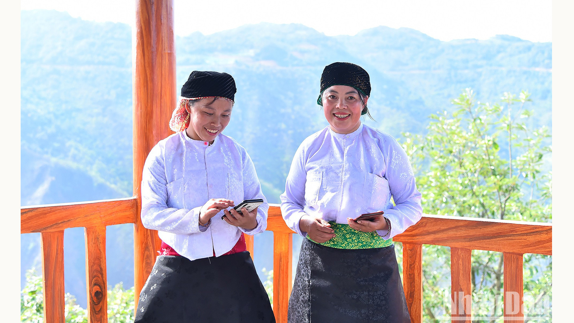 Даже для хмонгов в Хажанге гордость и честь посещать и изучать крайнюю северную точку в Лунгку. Приезжая сюда, они еще больше будут любить все Отечество и свою малую родину Хажанг. Даже для хмонгов в Хажанге гордость и честь посещать и изучать крайнюю северную точку в Лунгку. Приезжая сюда, они еще больше будут любить все Отечество и свою малую родину Хажанг.