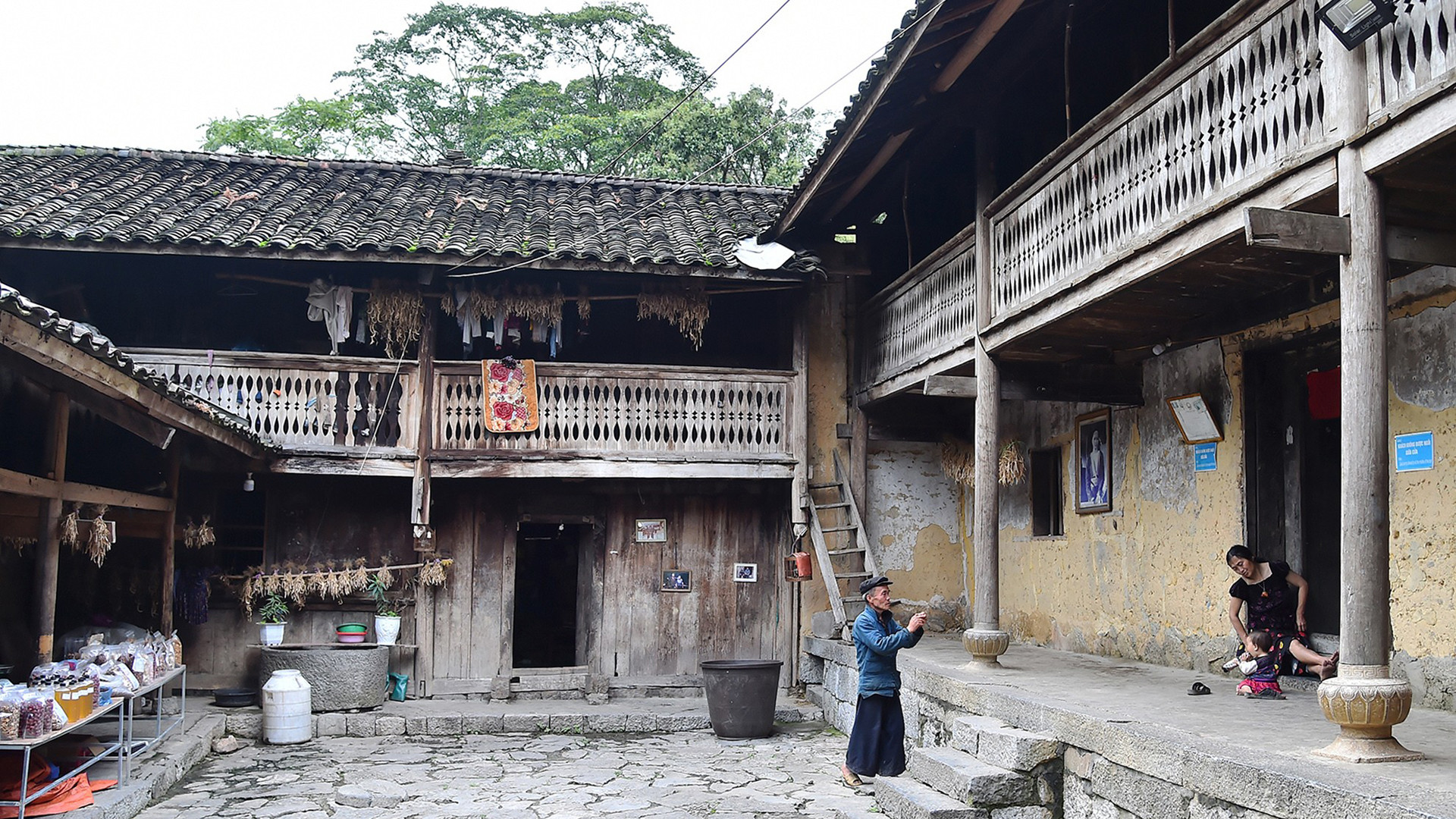 Культурная деревня Лунгкам в долине общины Шунгла уезда Донгван также хорошо известна, особенно тем, что в ней находится дом Пао, где снимали основные события фильма «История Пао». Культурная деревня Лунгкам в долине общины Шунгла уезда Донгван также хорошо известна, особенно тем, что в ней находится дом Пао, где снимали основные события фильма «История Пао».