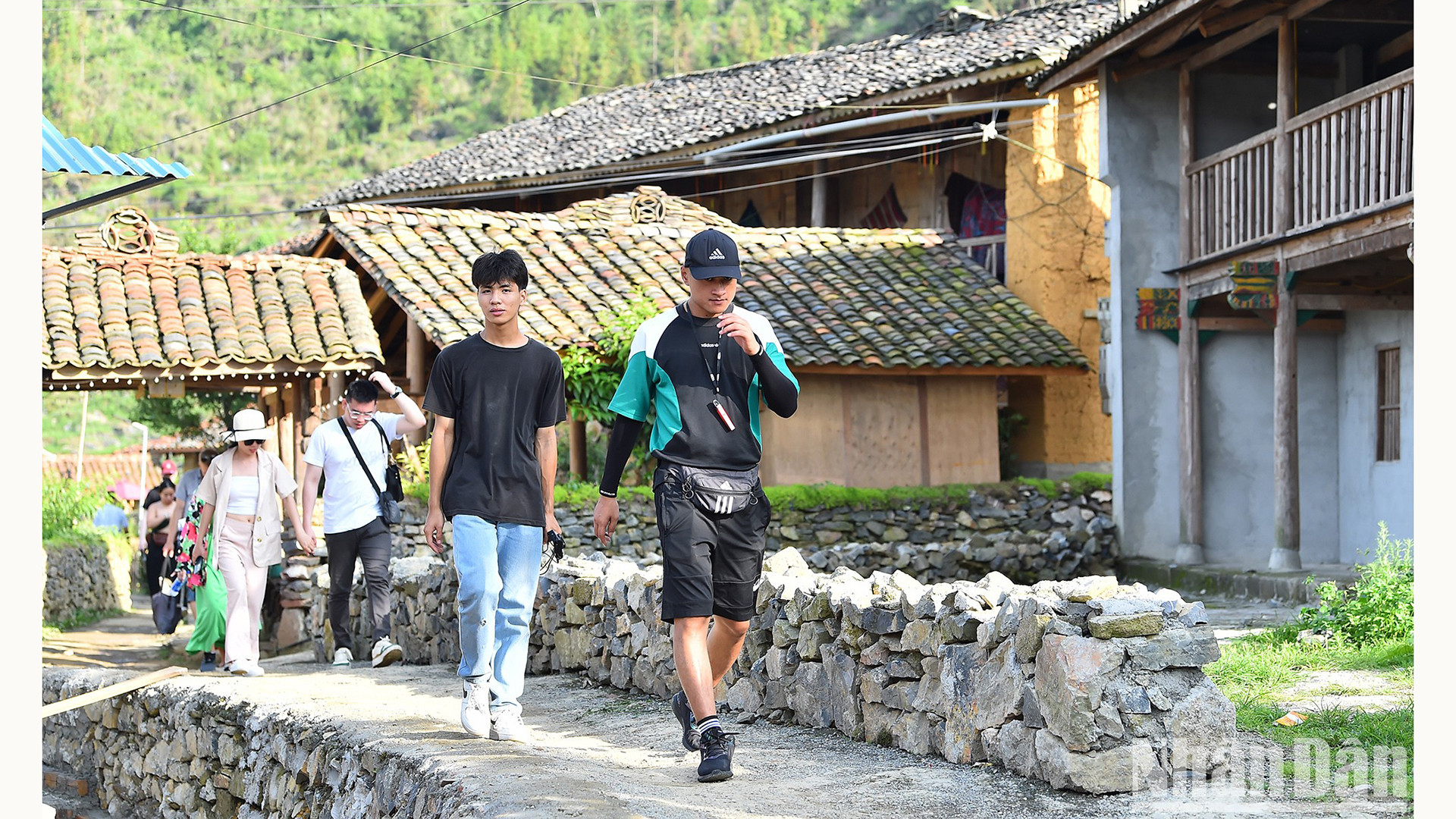 Местным и иностранным туристам, желающим найти спокойное и расслабляющее место, следует посетить селение Лолотяй, чтобы отдохнуть после бурных дней современной жизни. Местным и иностранным туристам, желающим найти спокойное и расслабляющее место, следует посетить селение Лолотяй, чтобы отдохнуть после бурных дней современной жизни.