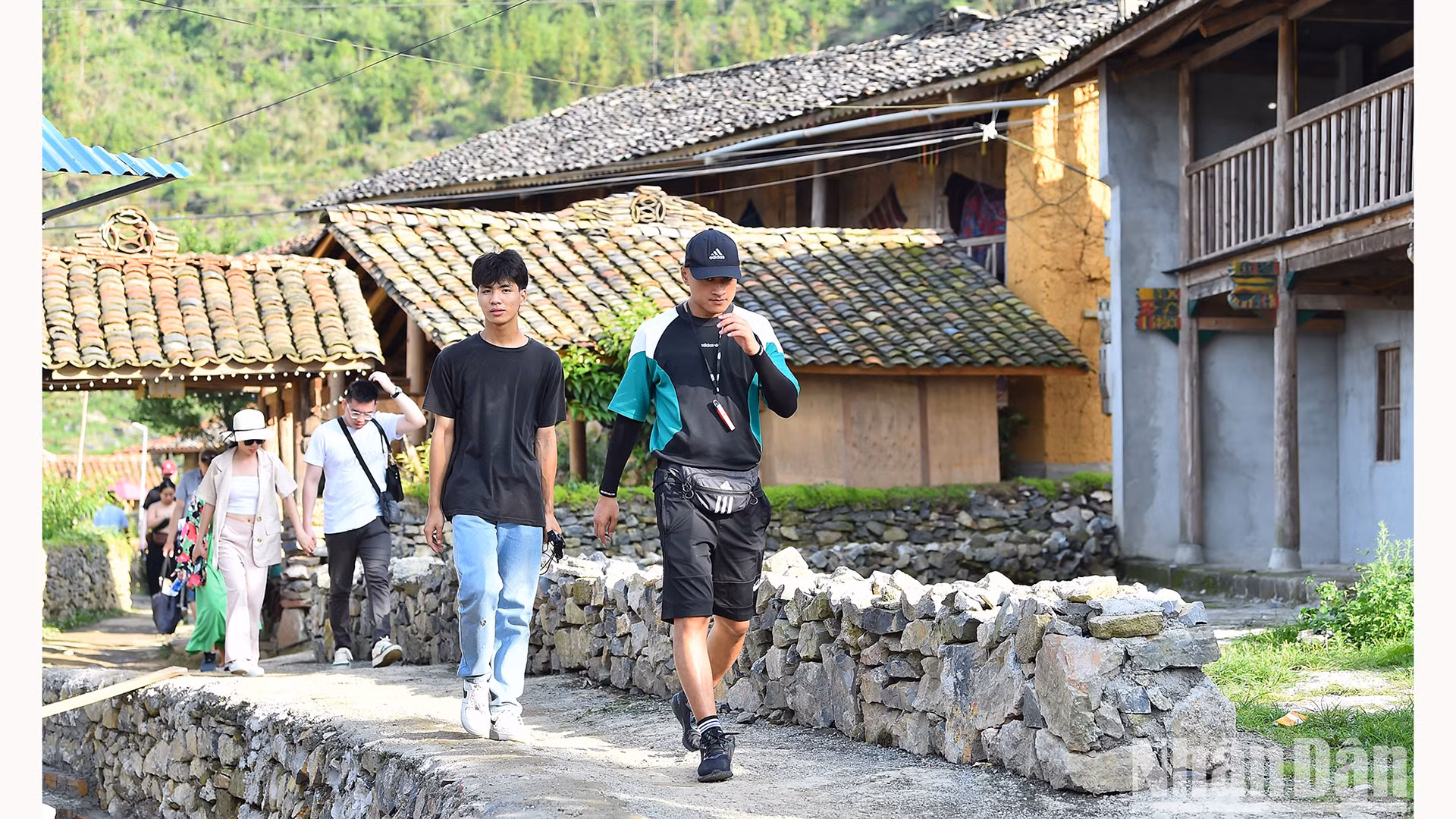 Местным и иностранным туристам, желающим найти спокойное и расслабляющее место, следует посетить селение Лолотяй, чтобы отдохнуть после бурных дней современной жизни.