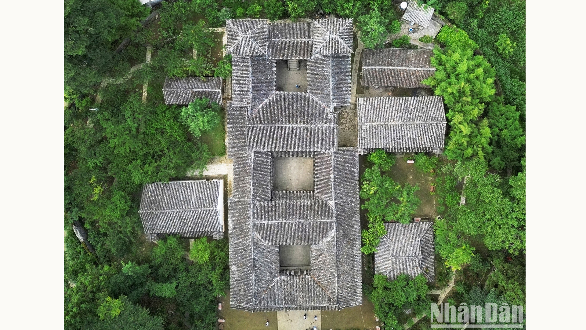 Вид сверху на резиденцию семьи Выонг, расположенную в долине Сафин общины Лунгфин уезда Донгван. Вид сверху на резиденцию семьи Выонг, расположенную в долине Сафин общины Лунгфин уезда Донгван.