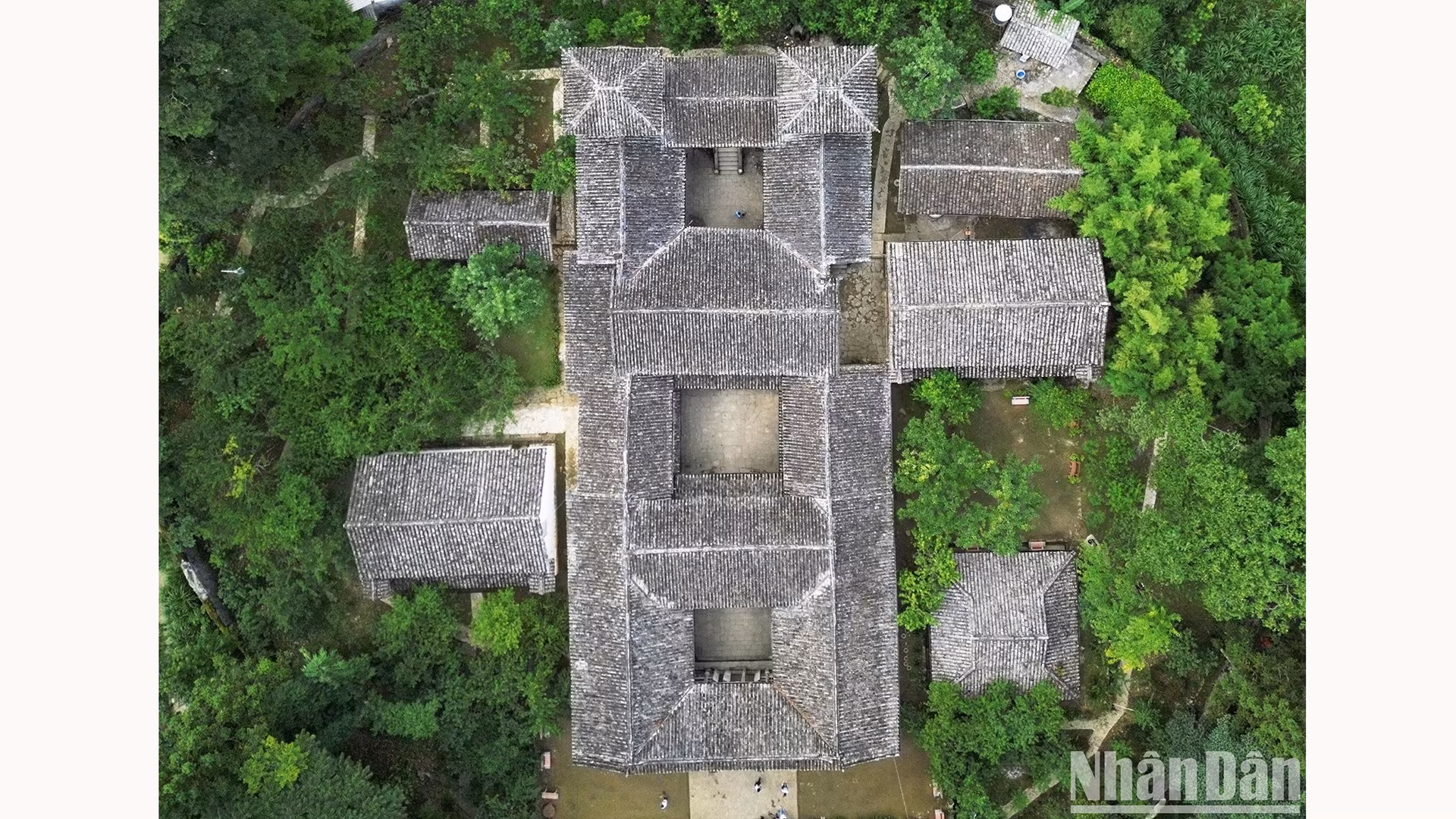 Вид сверху на резиденцию семьи Выонг, расположенную в долине Сафин общины Лунгфин уезда Донгван.