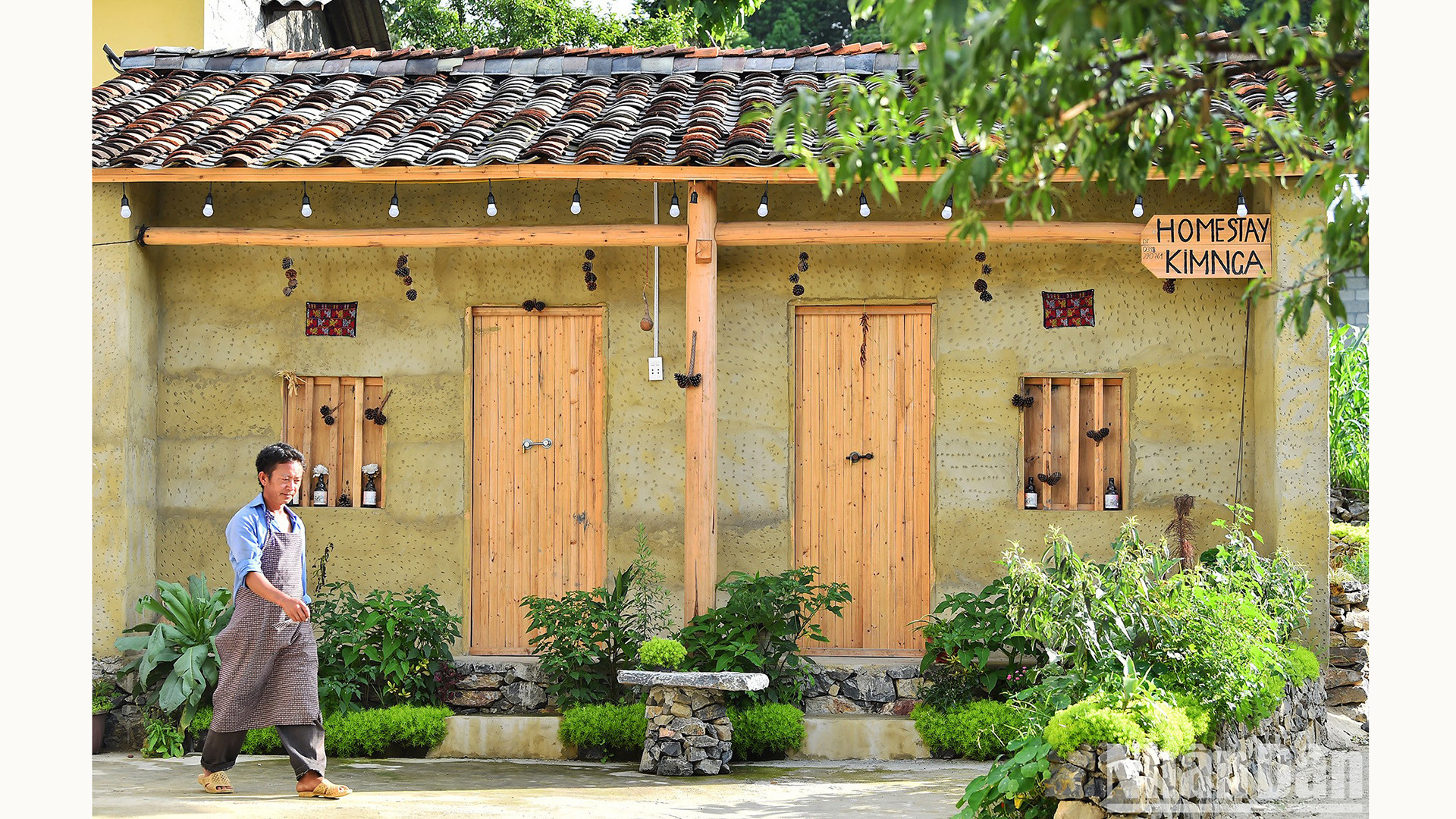 Прогуливаясь по селению Лолотяй, у посетителей будет возможность полюбоваться типичной архитектурой земляных домов на каменном плоскогорье Хажанг. Некоторые дома были перестроены для размещения туристов. Прогуливаясь по селению Лолотяй, у посетителей будет возможность полюбоваться типичной архитектурой земляных домов на каменном плоскогорье Хажанг. Некоторые дома были перестроены для размещения туристов.