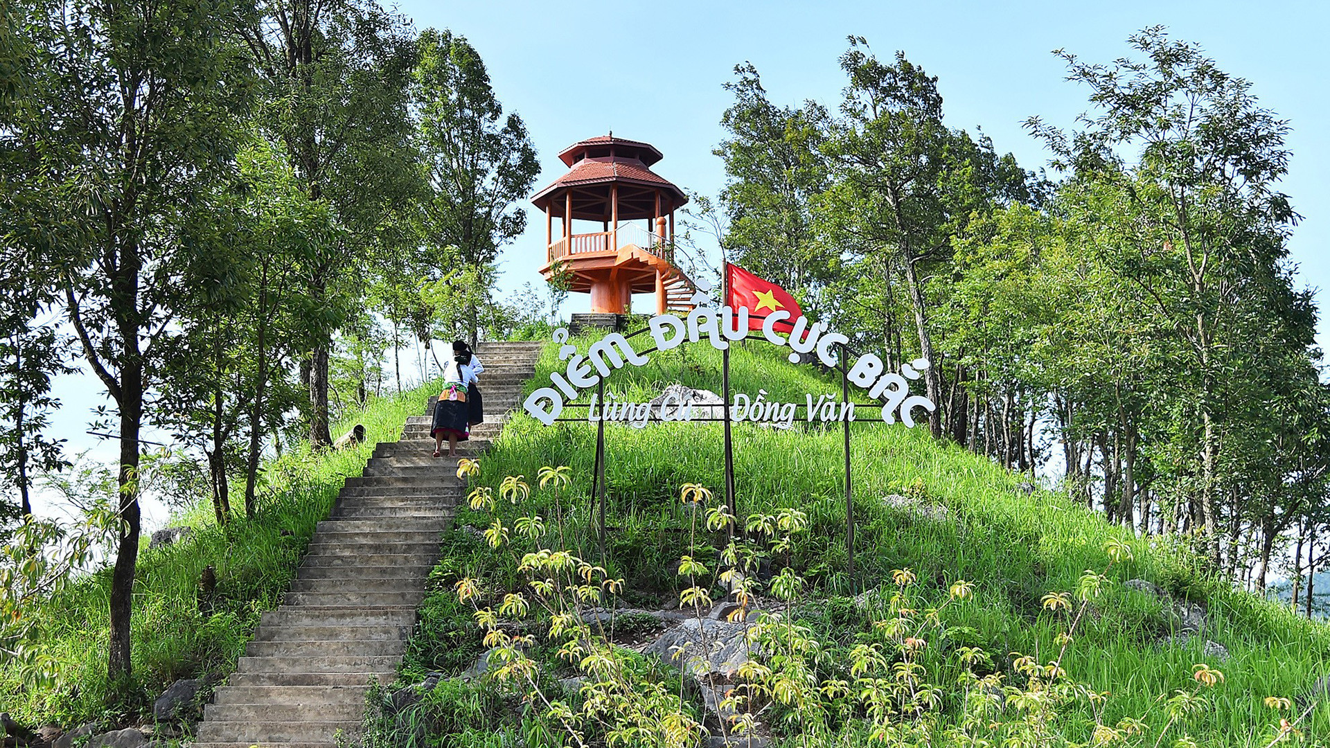 Во Вьетнаме насчитывается 6 крайних точек, из которых 4 на материке и 2 на море. Среди четырех крайних точек на материке крайняя северная точка расположена в общине Лунгку (Хажанг), крайняя западная точка – Апатяй (Дьенбьен), крайняя южная точка – Датмуй (Камау), и крайняя восточная точка – Муйдой (Кханьхоа). Во Вьетнаме насчитывается 6 крайних точек, из которых 4 на материке и 2 на море. Среди четырех крайних точек на материке крайняя северная точка расположена в общине Лунгку (Хажанг), крайняя западная точка – Апатяй (Дьенбьен), крайняя южная точка – Датмуй (Камау), и крайняя восточная точка – Муйдой (Кханьхоа).