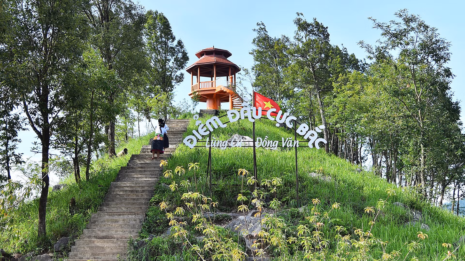 Во Вьетнаме насчитывается 6 крайних точек, из которых 4 на материке и 2 на море. Среди четырех крайних точек на материке крайняя северная точка расположена в общине Лунгку (Хажанг), крайняя западная точка – Апатяй (Дьенбьен), крайняя южная точка – Датмуй (Камау), и крайняя восточная точка – Муйдой (Кханьхоа).