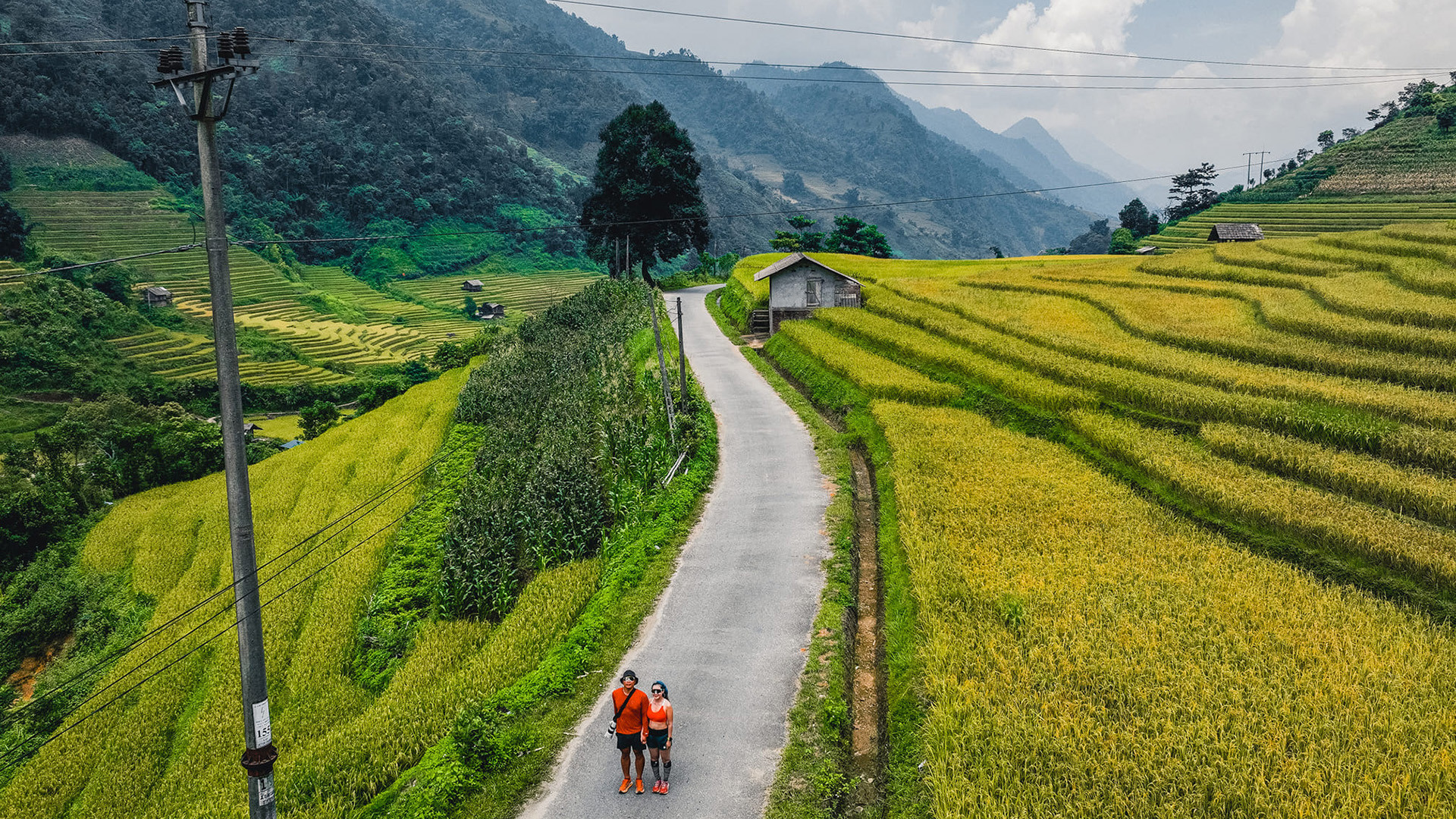 Г-н Нгуен Ван Нго (33 года, в фото), ныне живущий в Ханое, увлекается «охотой» на спелый рис в высокогорных селениях. Получив информацию о том, что в этом году рис Намканг начал созревать, 23 июля г-н Нго приехал сюда, чтобы полюбоваться ранним золотым сезоном в селении. Г-н Нгуен Ван Нго (33 года, в фото), ныне живущий в Ханое, увлекается «охотой» на спелый рис в высокогорных селениях. Получив информацию о том, что в этом году рис Намканг начал созревать, 23 июля г-н Нго приехал сюда, чтобы полюбоваться ранним золотым сезоном в селении.