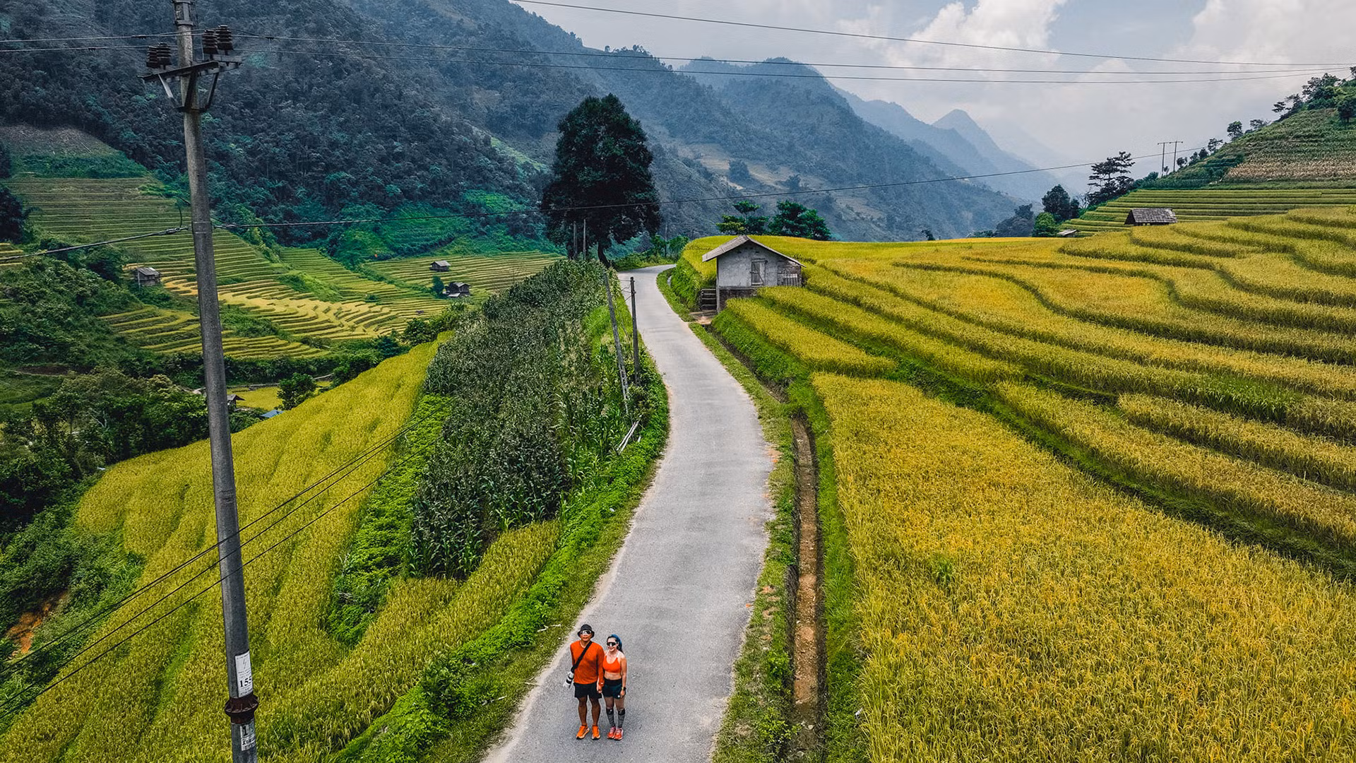 Г-н Нгуен Ван Нго (33 года, в фото), ныне живущий в Ханое, увлекается «охотой» на спелый рис в высокогорных селениях. Получив информацию о том, что в этом году рис Намканг начал созревать, 23 июля г-н Нго приехал сюда, чтобы полюбоваться ранним золотым сезоном в селении.