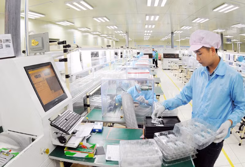 Сборка электронного оборудования в ООО Stronics Vietnam в промышленном парке Диньчам (провинция Бакжанг). Фото: Чан Хай