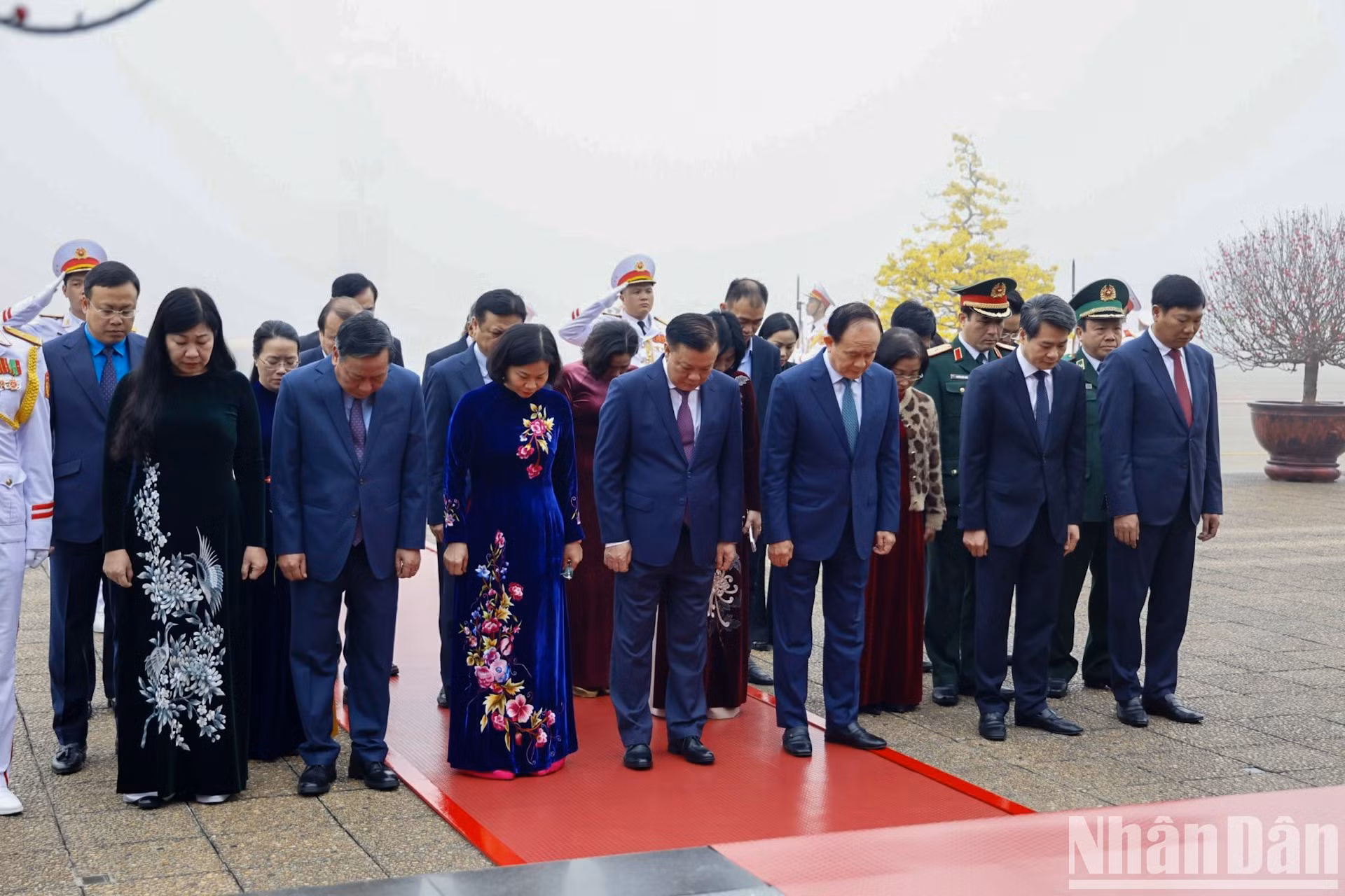 Делегация Парткома, Народного совета, Народного комитета и Комитета Отечественного фронта Вьетнама города Ханоя.