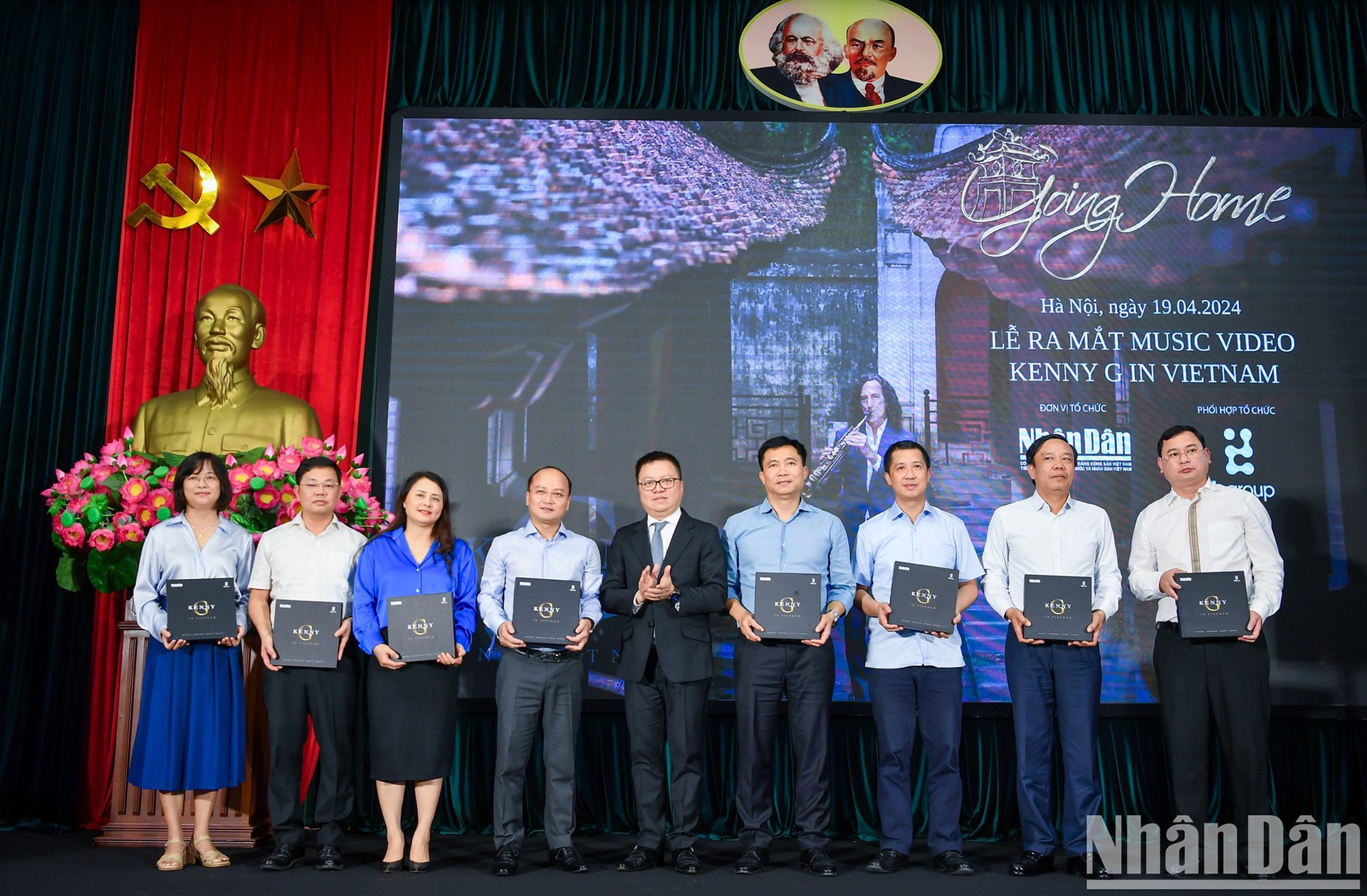 Оргкомитет вручает видеоклип «Going Home» руководителям телевидений. Фото: Тхань Дат