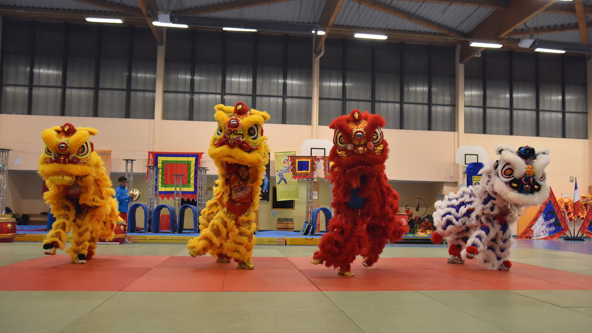 Цилинь, лев, дракон считаются священными животными, которые приносят людям удачу, благополучие и процветание.