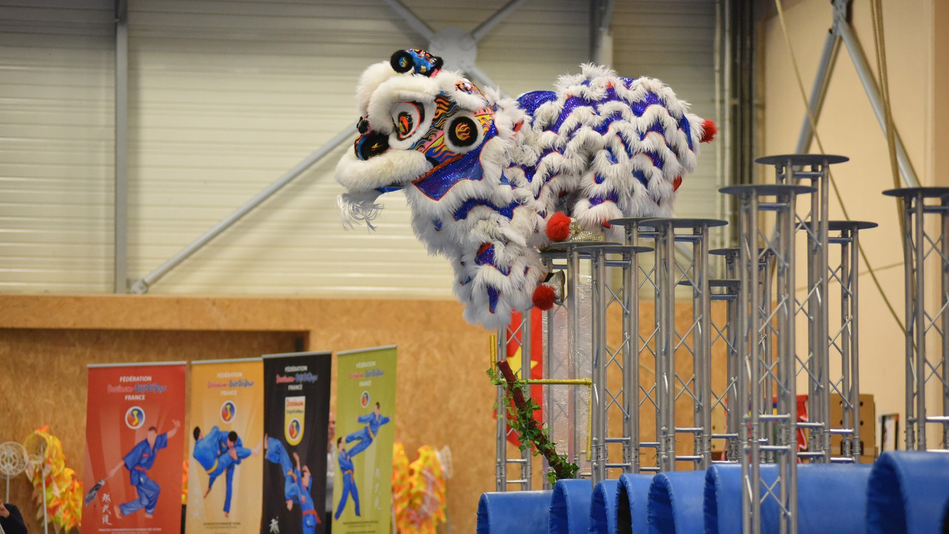 Танец цилиня, льва, дракона становится все более сложным при выступлении на высоких столбах.