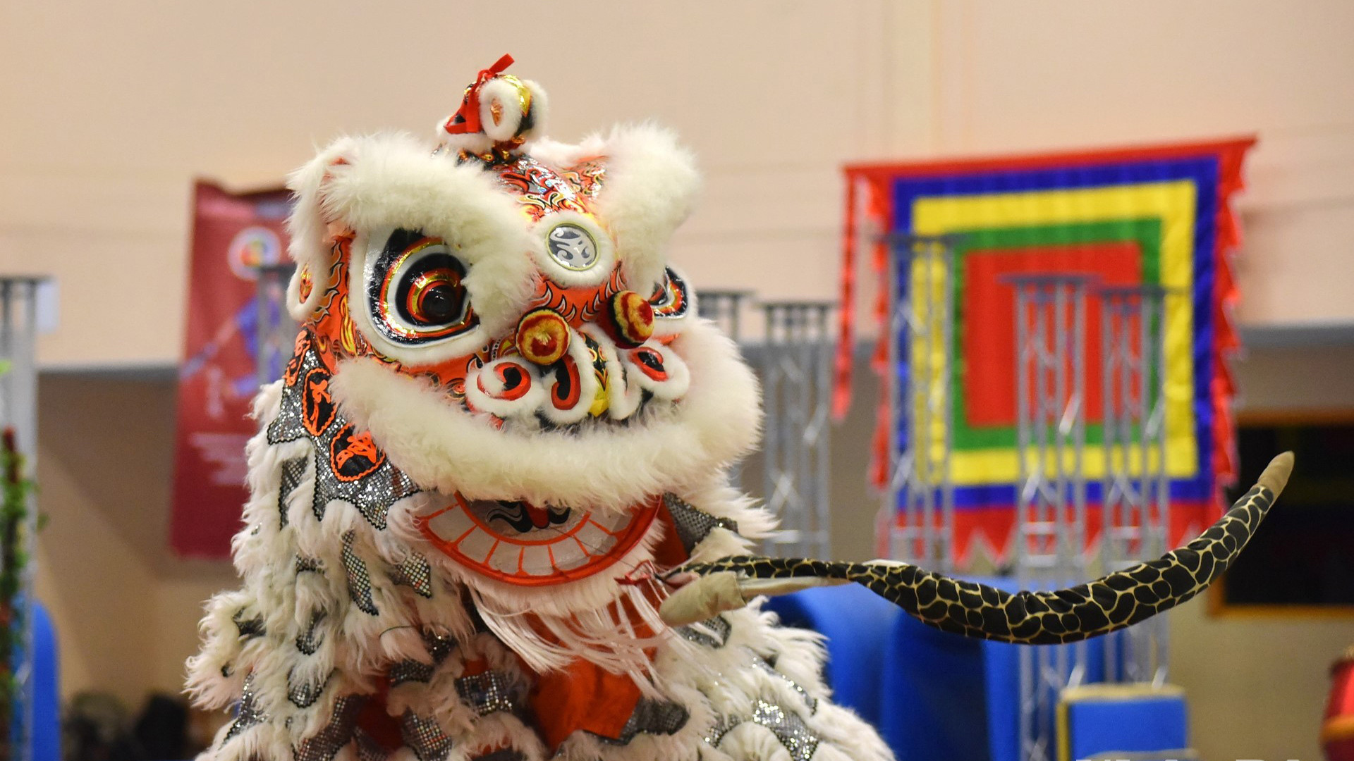 Характеристики образа цилиня, льва, дракона также чрезвычайно живы, с множеством различных уровней эмоций, таких как сон, бодрствование, радость, грусть, возбуждение, любопытство, злость, страх или подозрение...