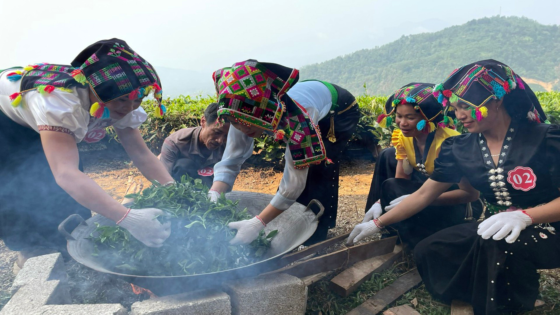 Осушка бутонов чайных деревьев требует большого опыта и техники. Осушка бутонов чайных деревьев требует большого опыта и техники.
