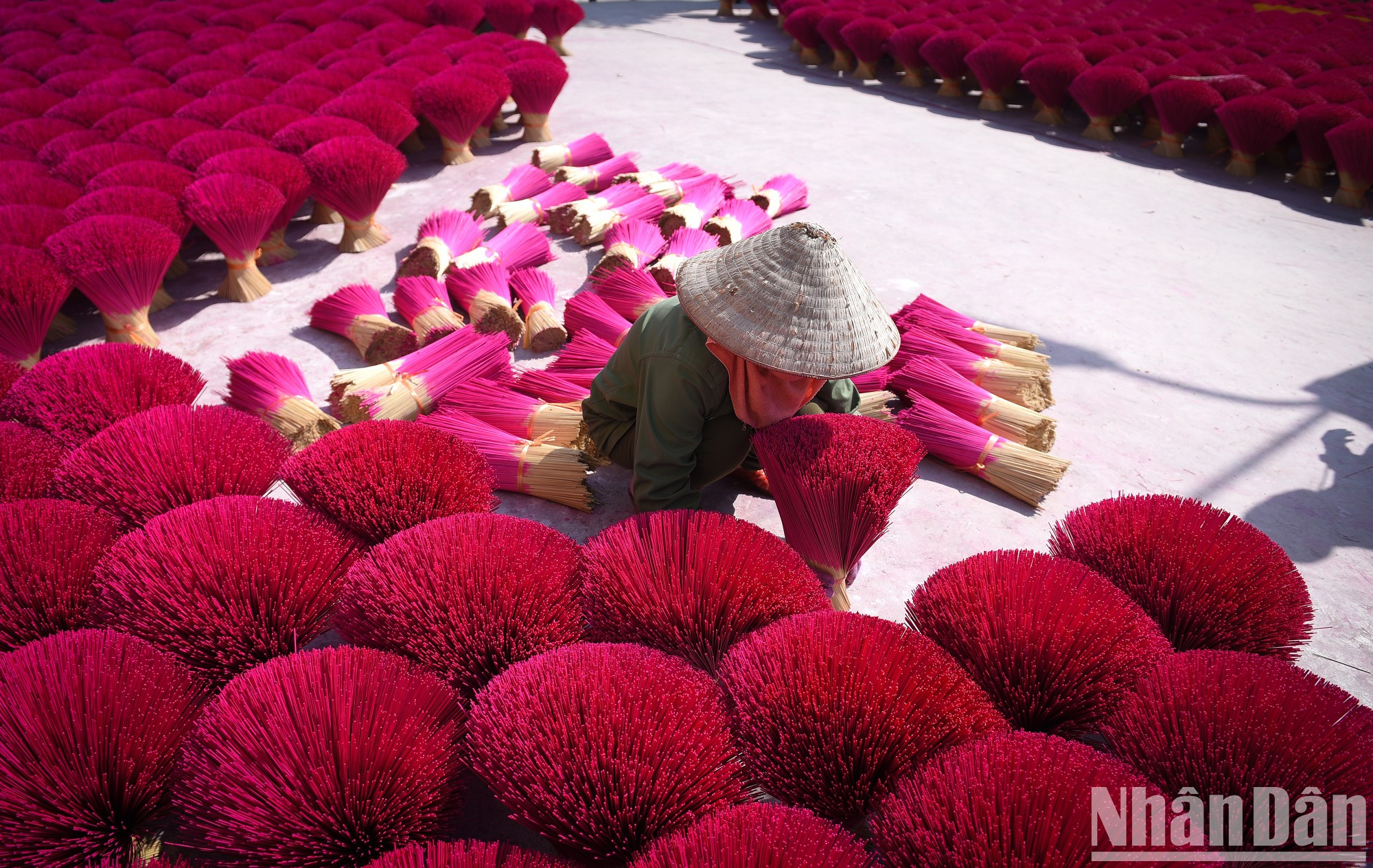 Чтобы сделать желаемые снимки, туристам следует посетить деревню благовоний Куангфукау в солнечные дни.