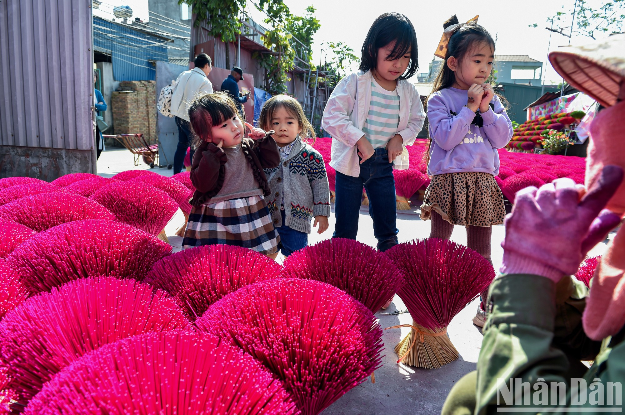 Детям очень интересно и любопытно увидеть красочные пучки благовоний.