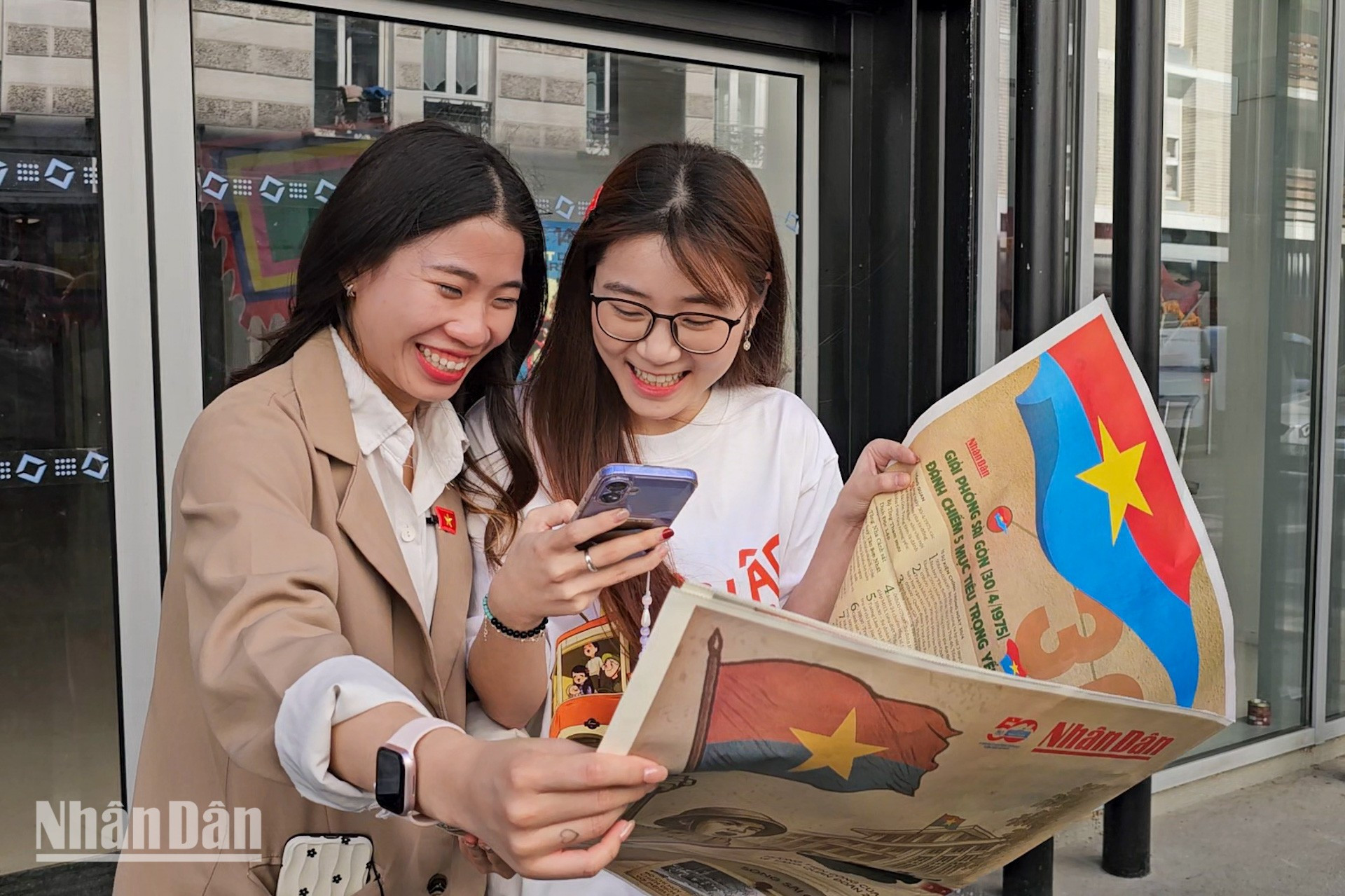 Молодые люди были очень впечатлены фактами и образами, которые ярко и реалистично воссоздали операции Генерального наступления и восстания весны 1975 года, такие как операция Тэйнгуен, операция по освобождению Хюэ и Дананга и историческая операция «Хо Ши Мин». Молодые люди были очень впечатлены фактами и образами, которые ярко и реалистично воссоздали операции Генерального наступления и восстания весны 1975 года, такие как операция Тэйнгуен, операция по освобождению Хюэ и Дананга и историческая операция «Хо Ши Мин».