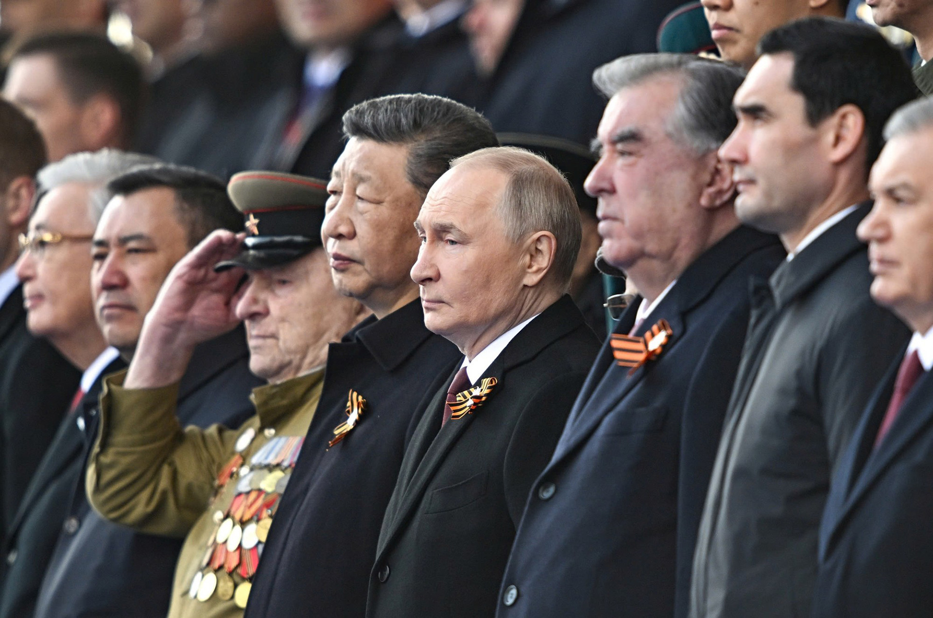 Президент России Владимир Путин, Председатель КНР Си Цзиньпин и международные лидеры на церемонии. Президент России Владимир Путин, Председатель КНР Си Цзиньпин и международные лидеры на церемонии.