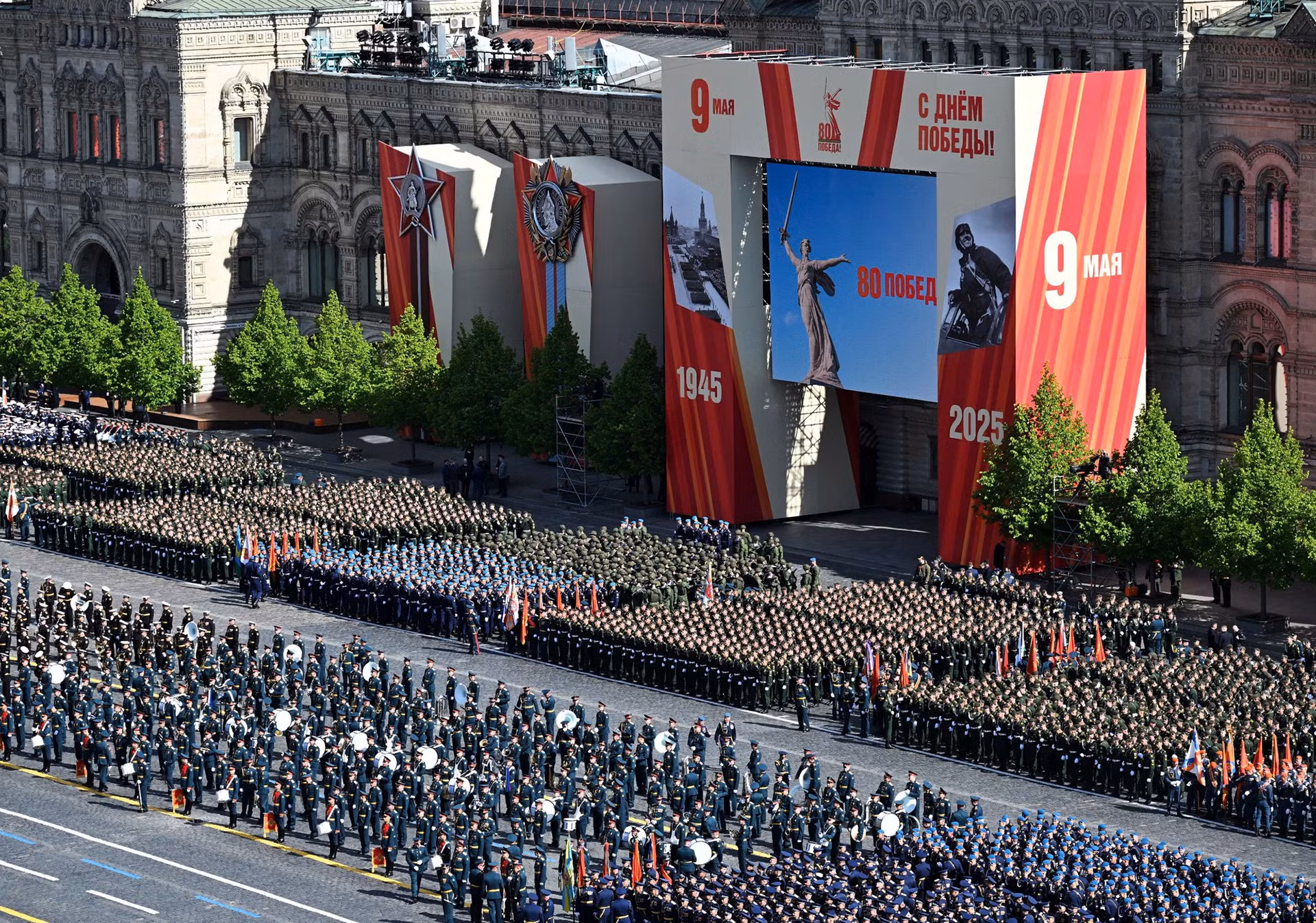 В параде принимают участие российские вооруженные силы.