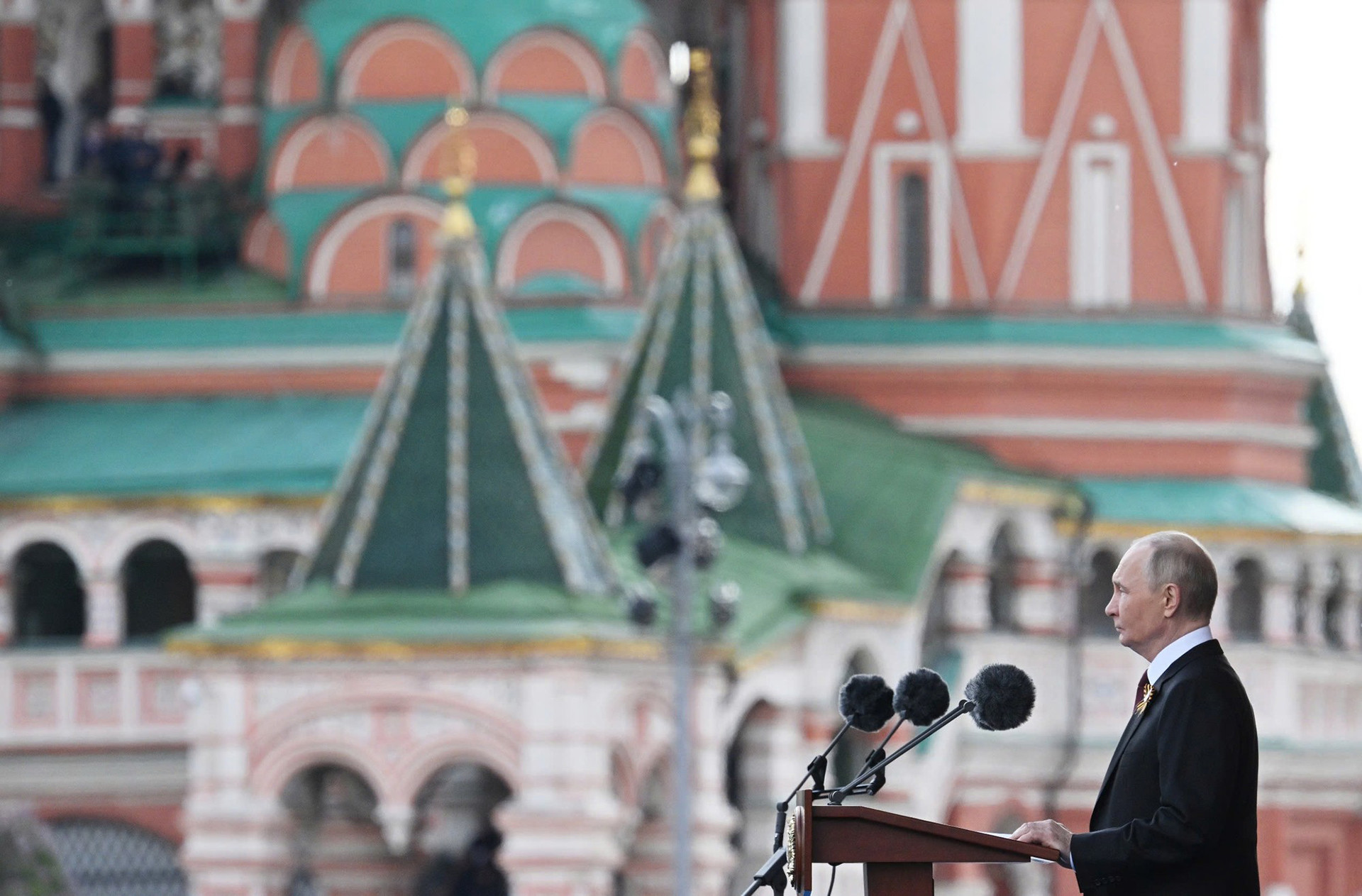 Президент Владимир Путин выступает с вступительной речью на параде, в которой подтвердил историческое значение Победы в Великой Отечественной войне 80 лет назад и чувство солидарности в борьбе с фашизмом. Президент Владимир Путин выступает с вступительной речью на параде, в которой подтвердил историческое значение Победы в Великой Отечественной войне 80 лет назад и чувство солидарности в борьбе с фашизмом.