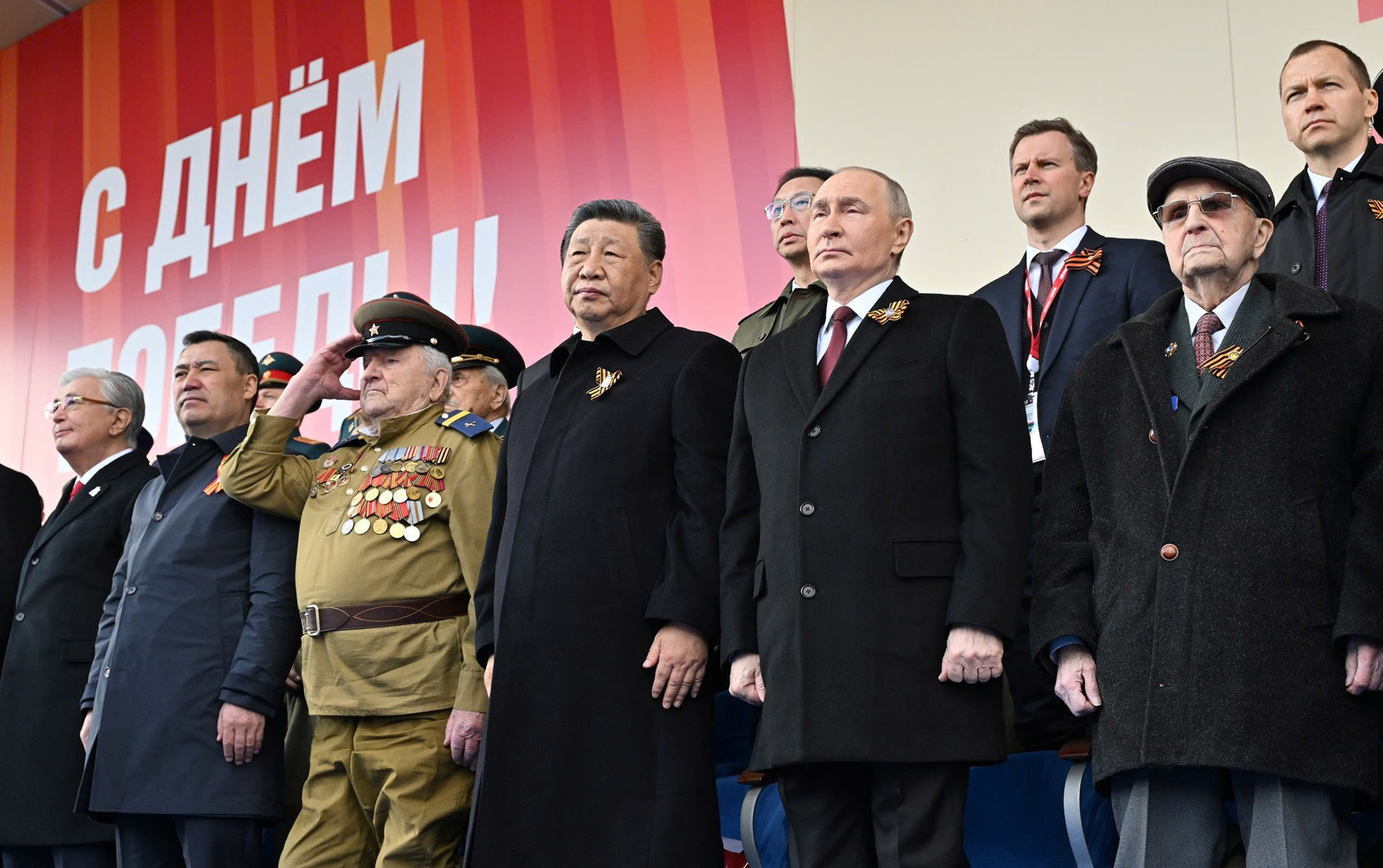 На параде присутствуют мировые лидеры. На параде присутствуют мировые лидеры.