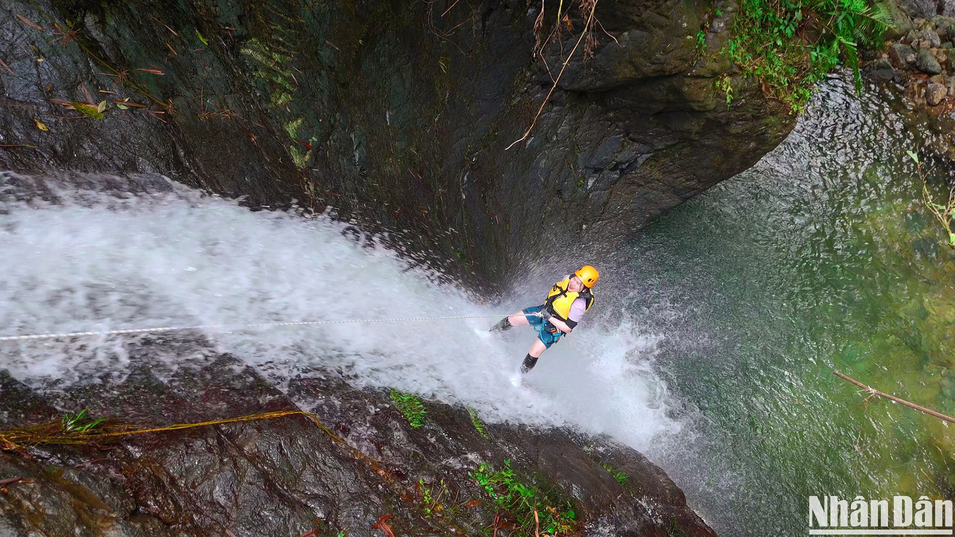 34-летняя Чан Тхи Ань Чам из Ханоя покоряет 1-й водопад высотой 8 метров. 34-летняя Чан Тхи Ань Чам из Ханоя покоряет 1-й водопад высотой 8 метров.
