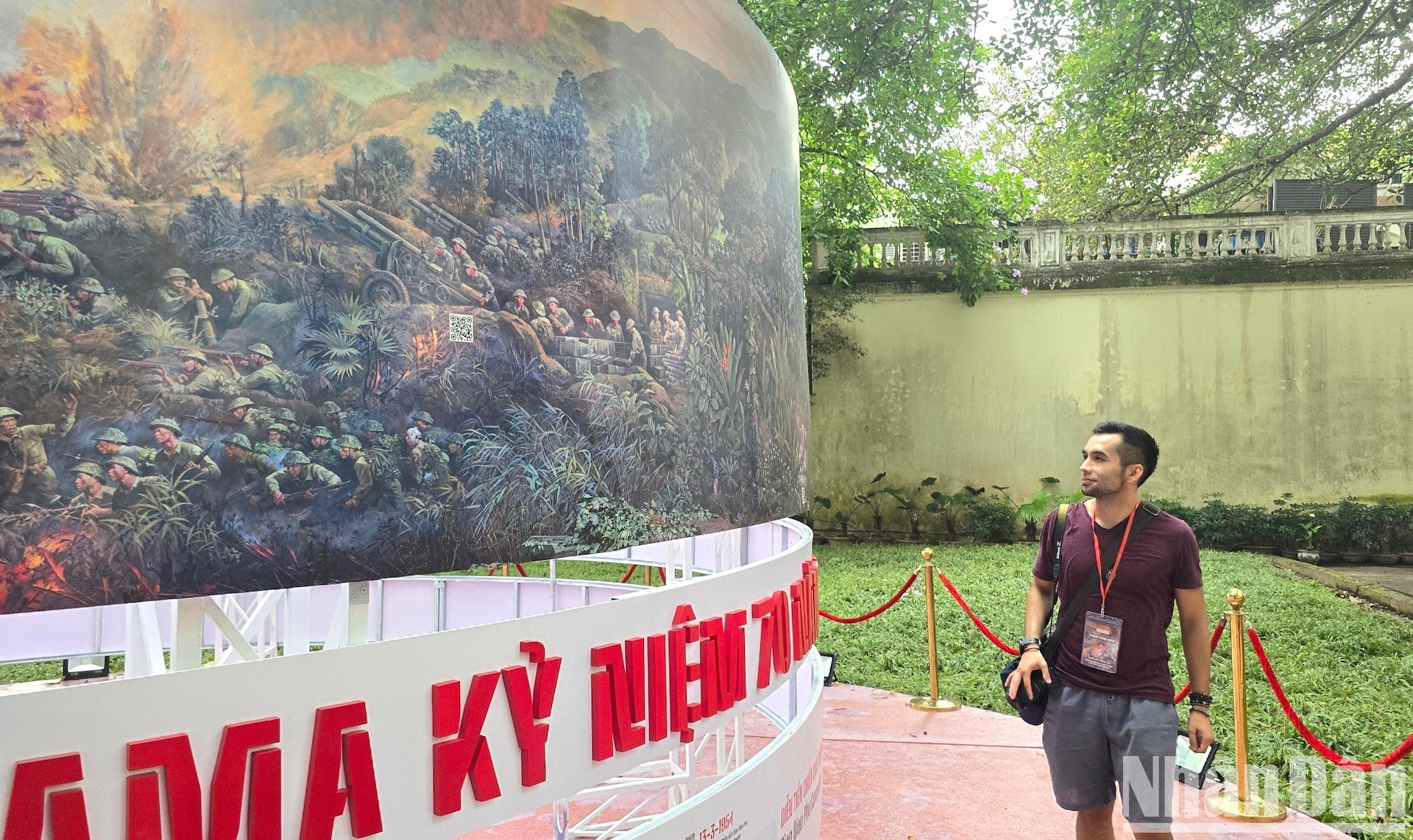 Андрес Родригес посещает выставку. Андрес Родригес посещает выставку.