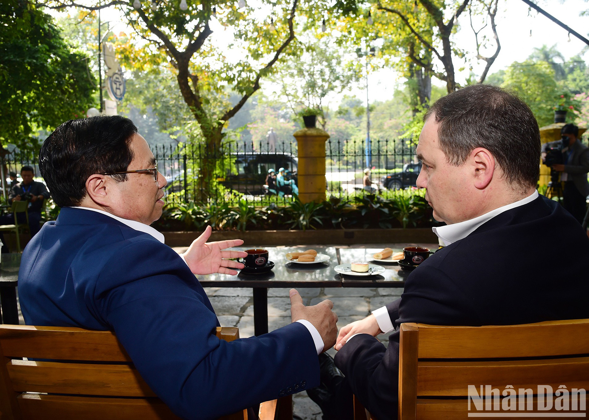 Премьер-министр Фам Минь Тьинь и Премьер-министр Беларуси Роман Головченко наслаждаются кофе и любуются уличным пространством Ханоя. Премьер-министр Фам Минь Тьинь и Премьер-министр Беларуси Роман Головченко наслаждаются кофе и любуются уличным пространством Ханоя.