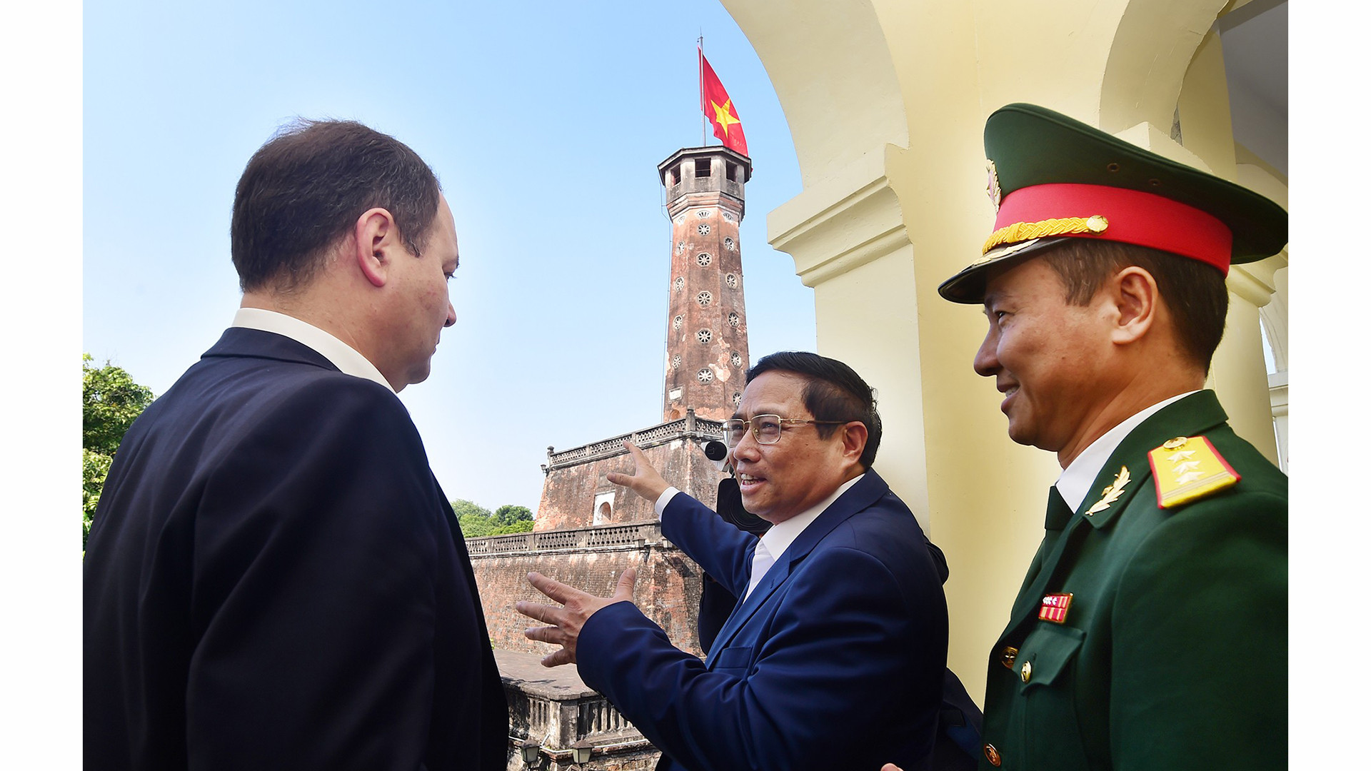 Премьер-министр Фам Минь Тьинь познакомил Премьер-министра Беларуси с историей и значением Флаговой башни Ханоя, а также с культурно-историческими сооружениями вокруг него, традициями вьетнамского народа по строительству и защите страны. Премьер-министр Фам Минь Тьинь познакомил Премьер-министра Беларуси с историей и значением Флаговой башни Ханоя, а также с культурно-историческими сооружениями вокруг него, традициями вьетнамского народа по строительству и защите страны.
