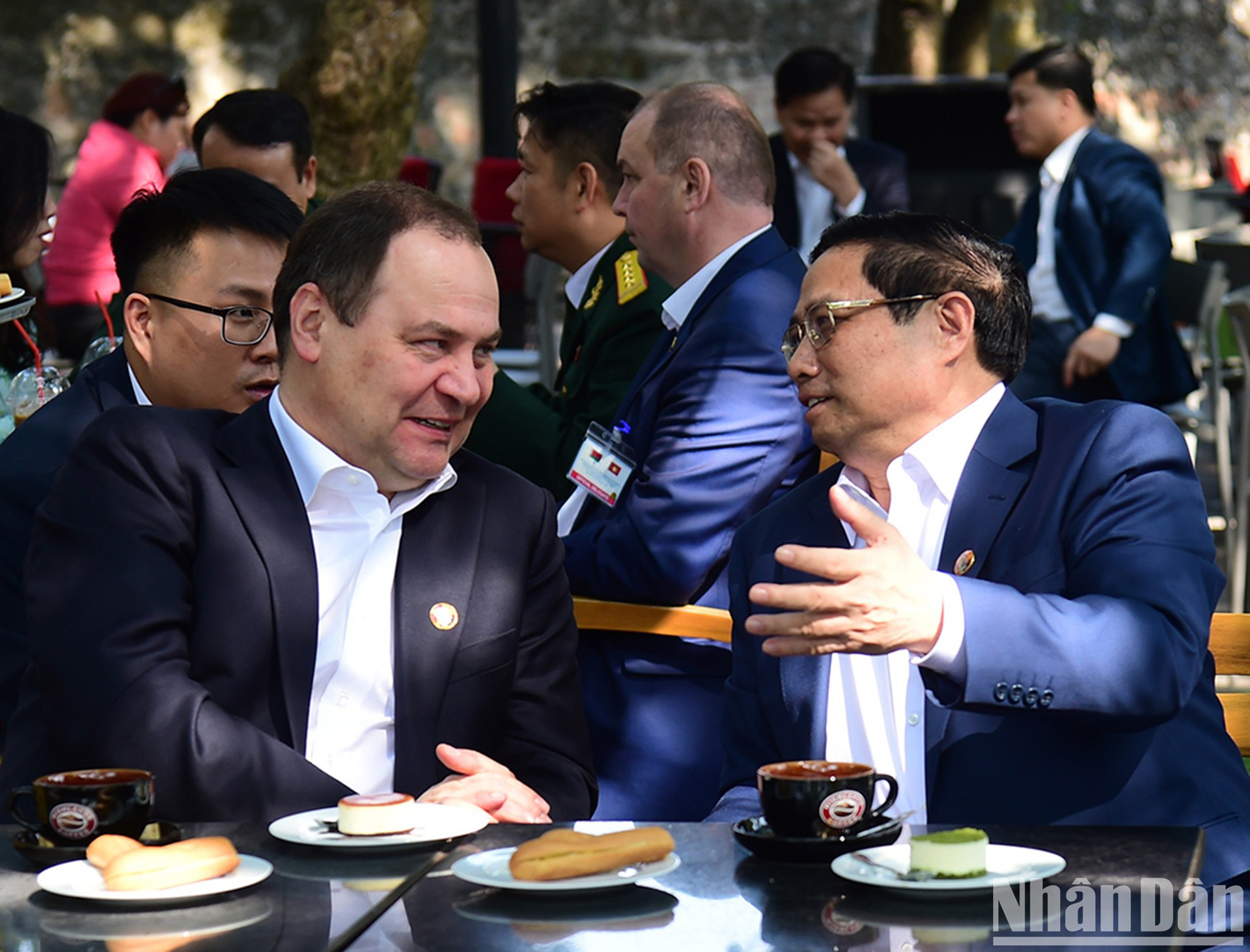 Два Премьер-министра беседуют в кафе на улице Дьенбьенфу. Два Премьер-министра беседуют в кафе на улице Дьенбьенфу.