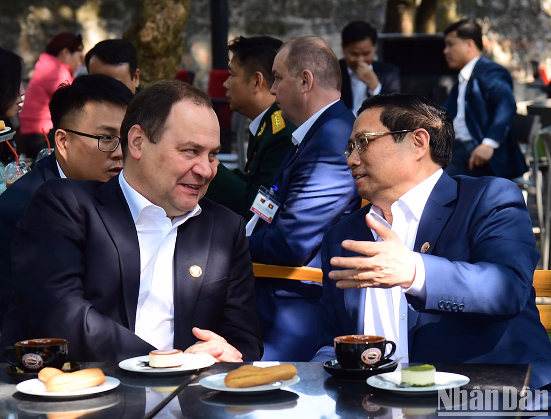 Два Премьер-министра беседуют в кафе на улице Дьенбьенфу.