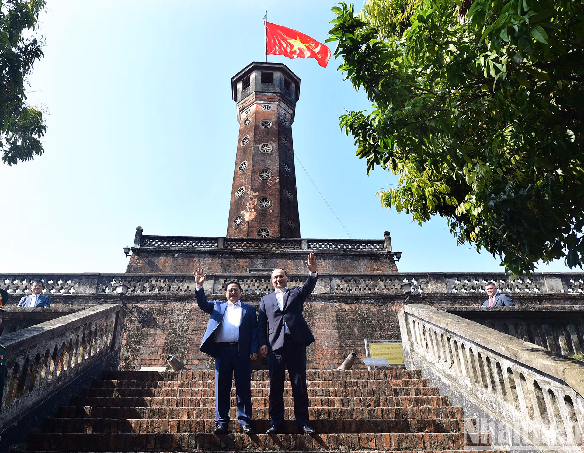 Два Премьер-министра фотографируются на память у Флаговой башни Ханоя.