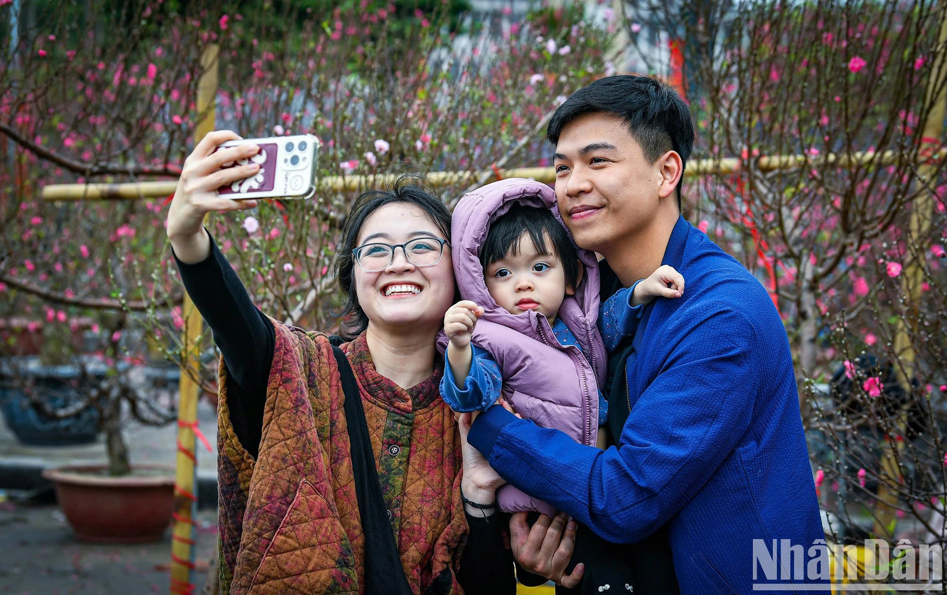 Жители фотографируются на цветочном рынке. Жители фотографируются на цветочном рынке.