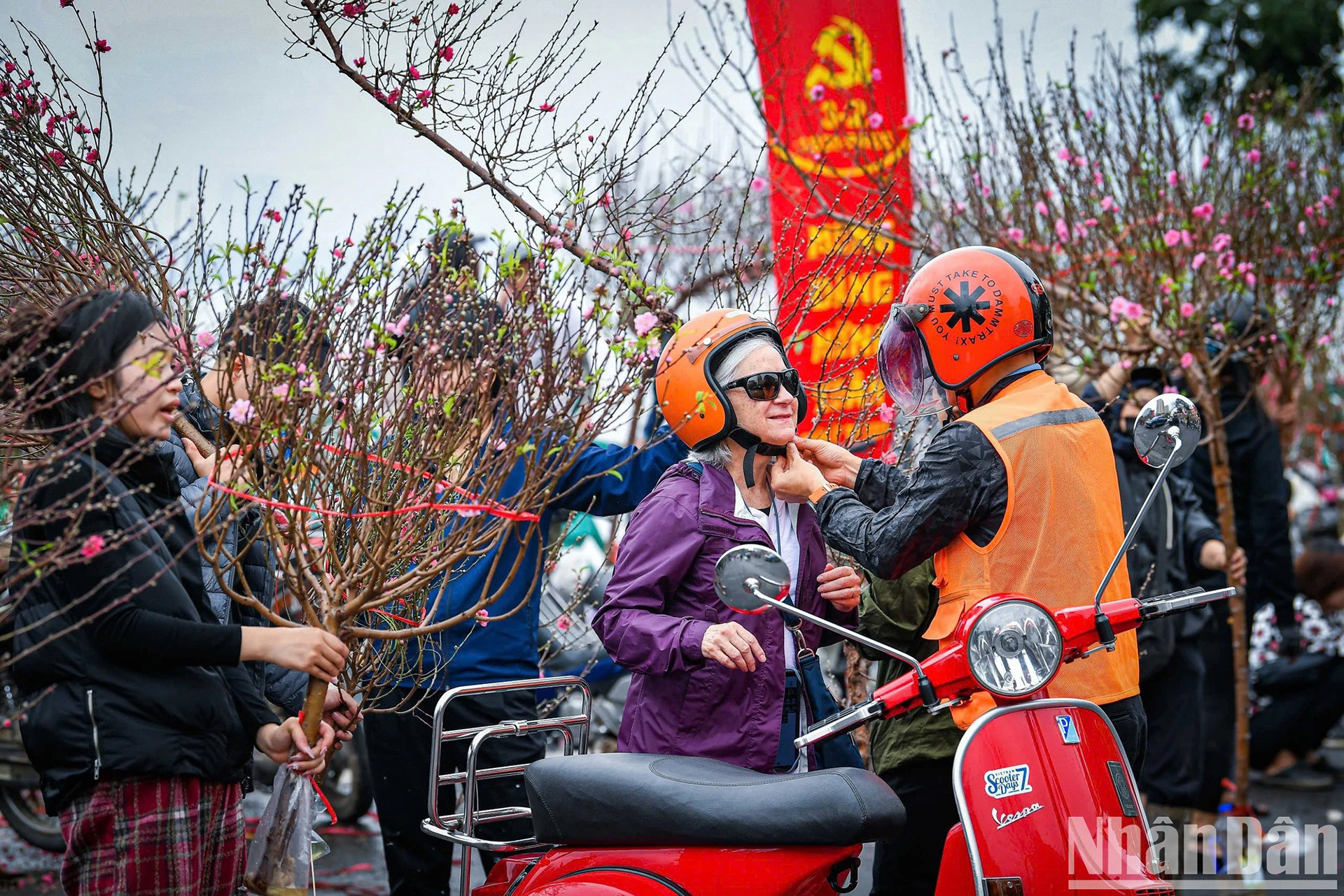 Многие иностранные люди также посещают цветочный рынок, наслаждаясь красотой цветов и атмосферой вьетнамского Тэта. Многие иностранные люди также посещают цветочный рынок, наслаждаясь красотой цветов и атмосферой вьетнамского Тэта.