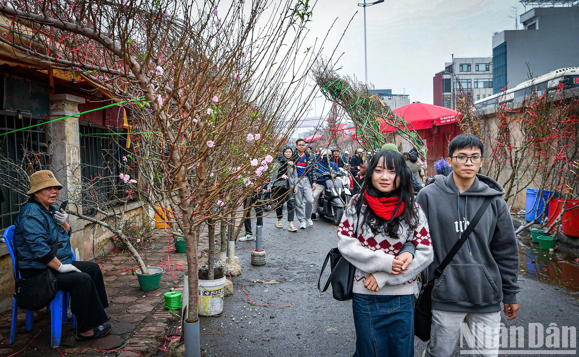 По словам некоторых торговцев, по сравнению с предыдущими праздниками Тэт в этом году покупательная способность людей невелика. По словам некоторых торговцев, по сравнению с предыдущими праздниками Тэт в этом году покупательная способность людей невелика.