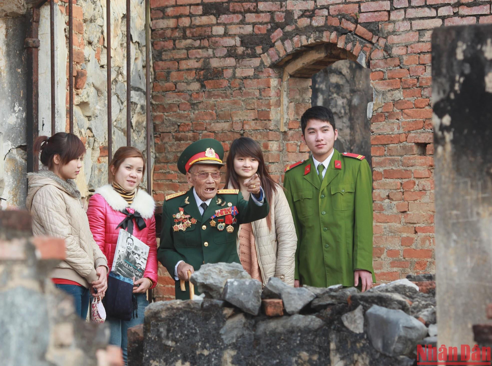 Старый солдат рассказывает молодому поколению историю о генерале Во Нгуен Зяпе. Старый солдат рассказывает молодому поколению историю о генерале Во Нгуен Зяпе.