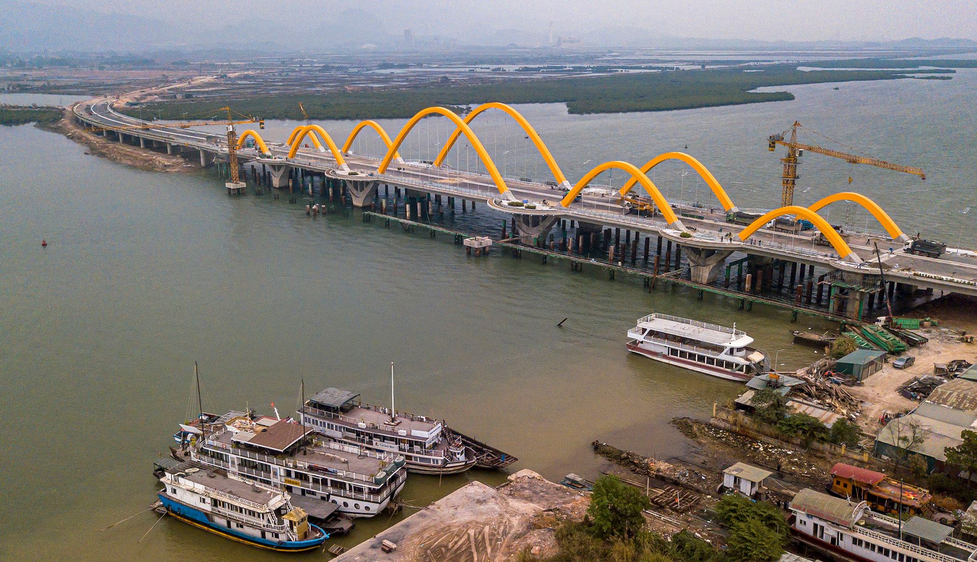 Мост Тиньйеу имеет отправную точку от промышленного парка Кайлан-Вьетхынг до скоростной авмагистрали Халонг-Вандон. Мост Тиньйеу имеет отправную точку от промышленного парка Кайлан-Вьетхынг до скоростной авмагистрали Халонг-Вандон.