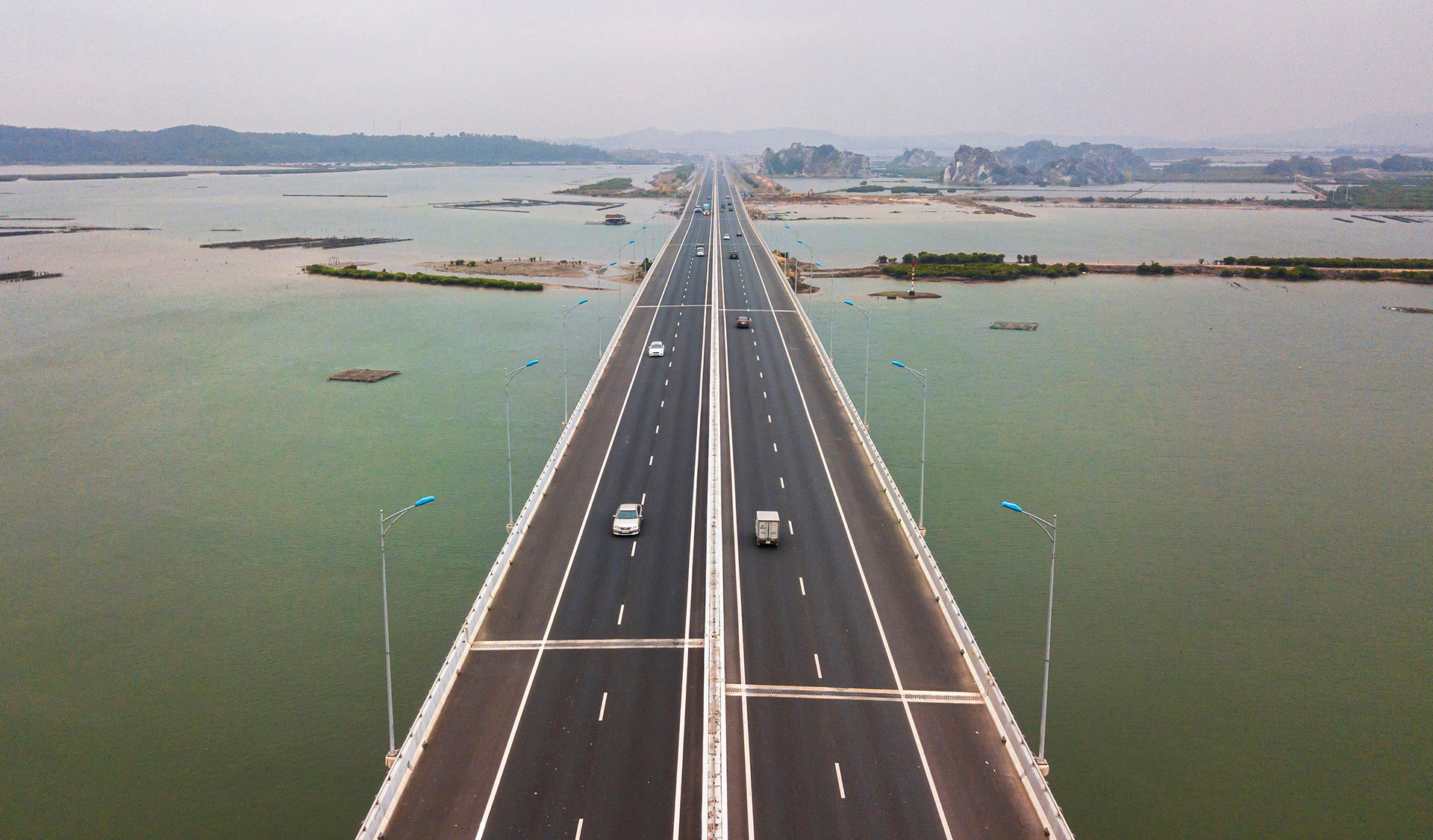 Куангнинь продолжает совершенствовать удобную транспортную систему, обеспечивающую межрегиональные и внутрирегиональные связи. Куангнинь продолжает совершенствовать удобную транспортную систему, обеспечивающую межрегиональные и внутрирегиональные связи.