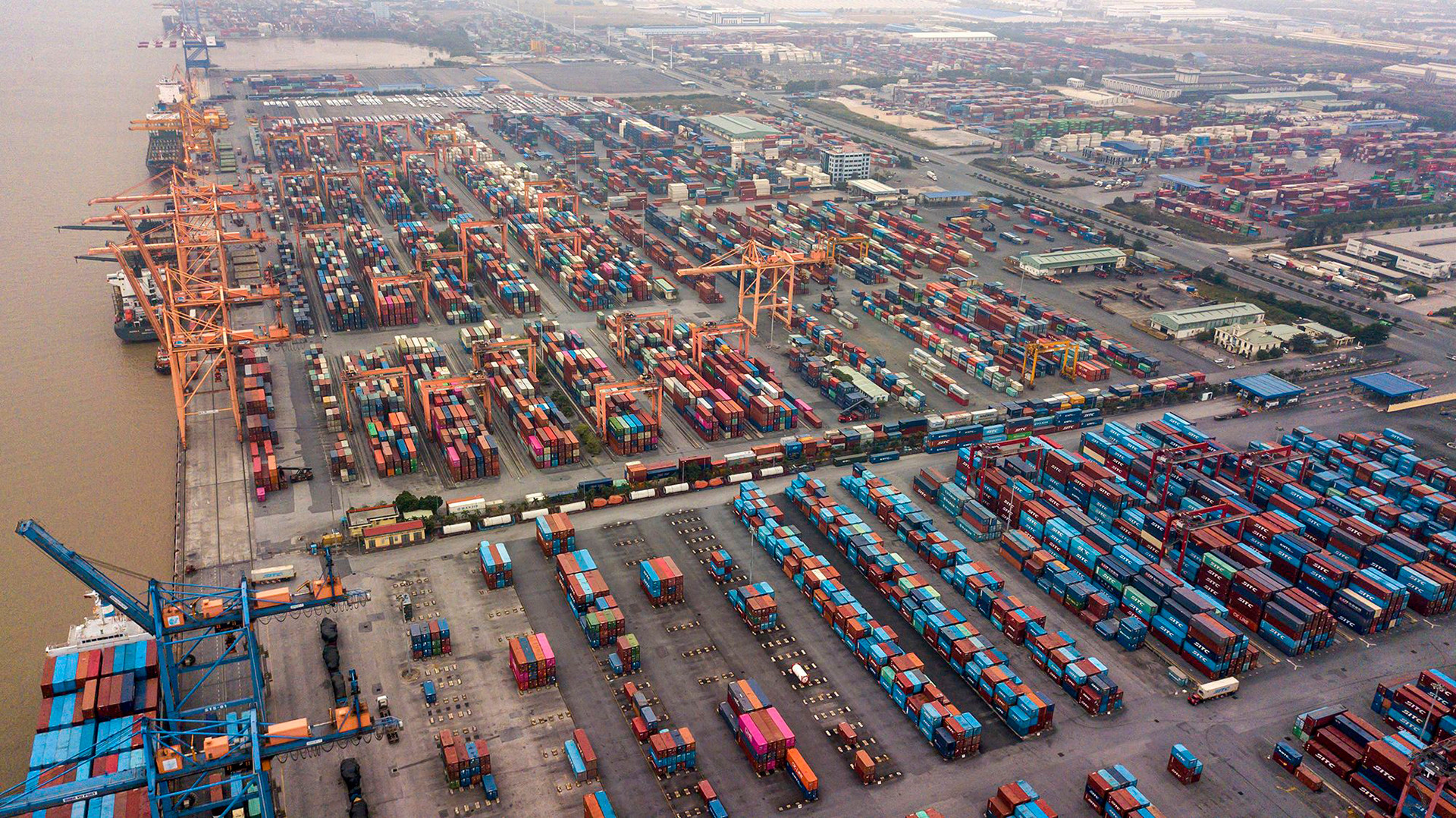 Провинция Куангнинь также уделяет особое внимание развитию торговой инфраструктуры в портах и экономических зонах. Провинция Куангнинь также уделяет особое внимание развитию торговой инфраструктуры в портах и экономических зонах.