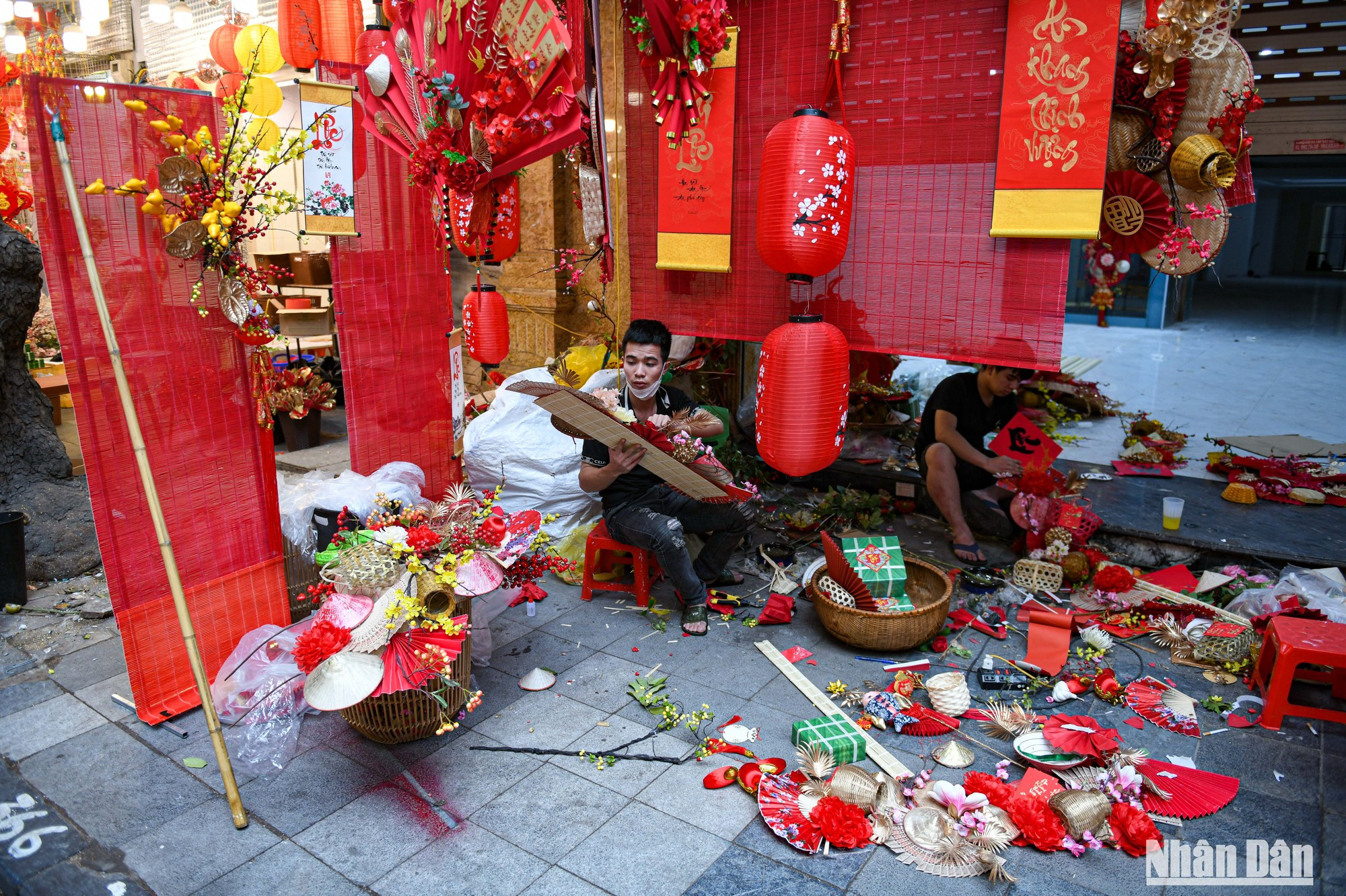 Суетливая работа продавцов для того, чтобы все смогли встретить Тэт в счастливой атмосфере...