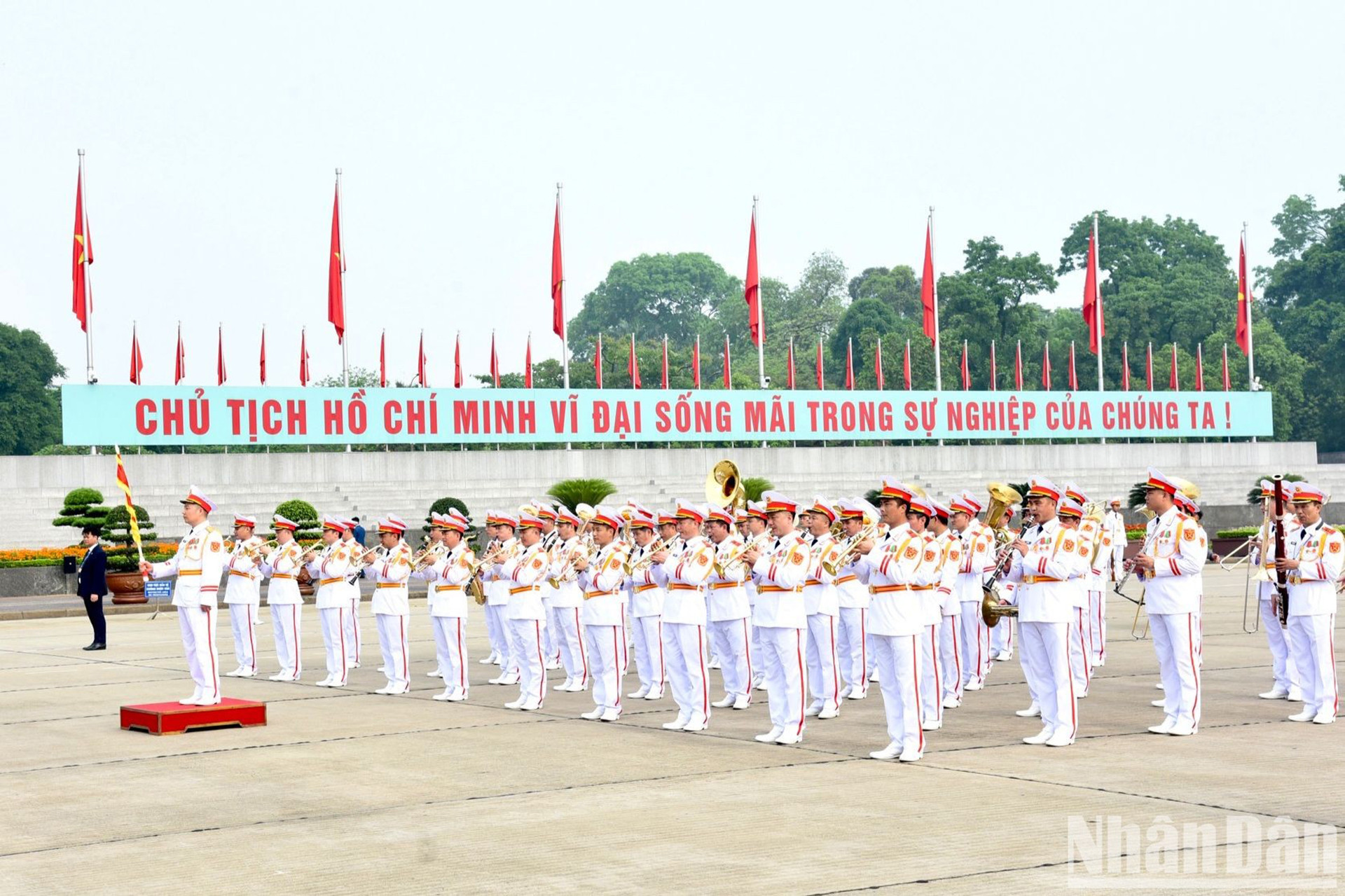 Военный оркестр на площади Бадинь.