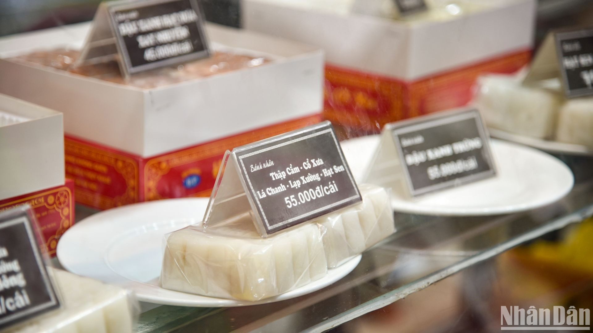 Большинство людей приходит сюда и покупает пироги, чтобы дарить родственникам или наслаждаться ими в кругу семьи. Большинство людей приходит сюда и покупает пироги, чтобы дарить родственникам или наслаждаться ими в кругу семьи.